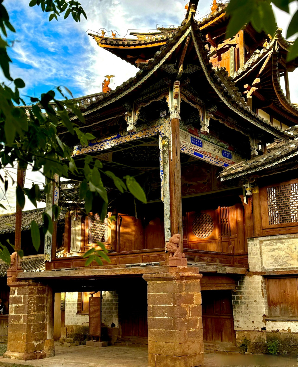 今日旅行打卡地:沙溪古镇 有着上千年历史的古戏台,百年历史的石桥-玉