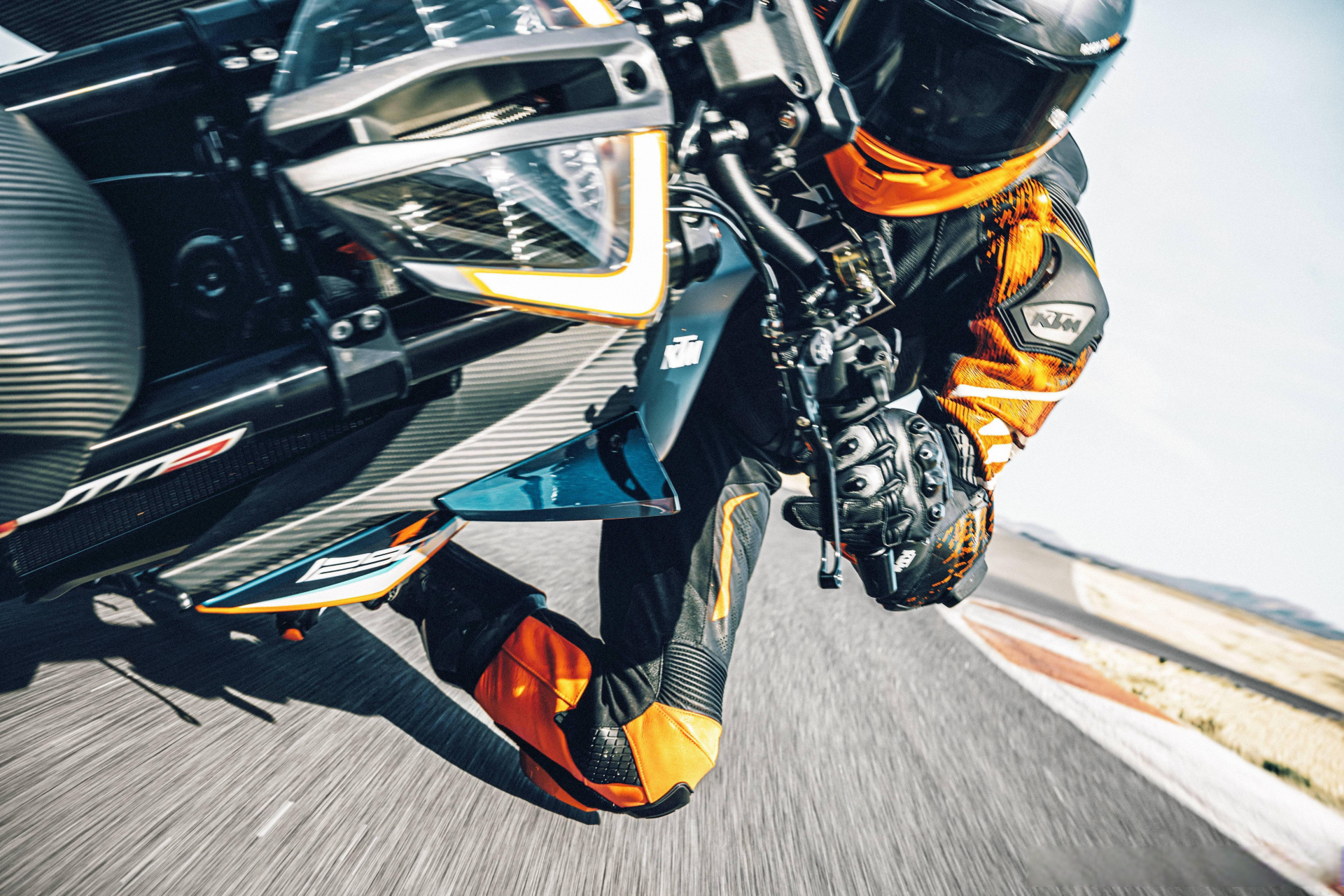 我有一同事,以前天天说ktm天下第一,现在骑上了凯旋765rs,最近不怎么