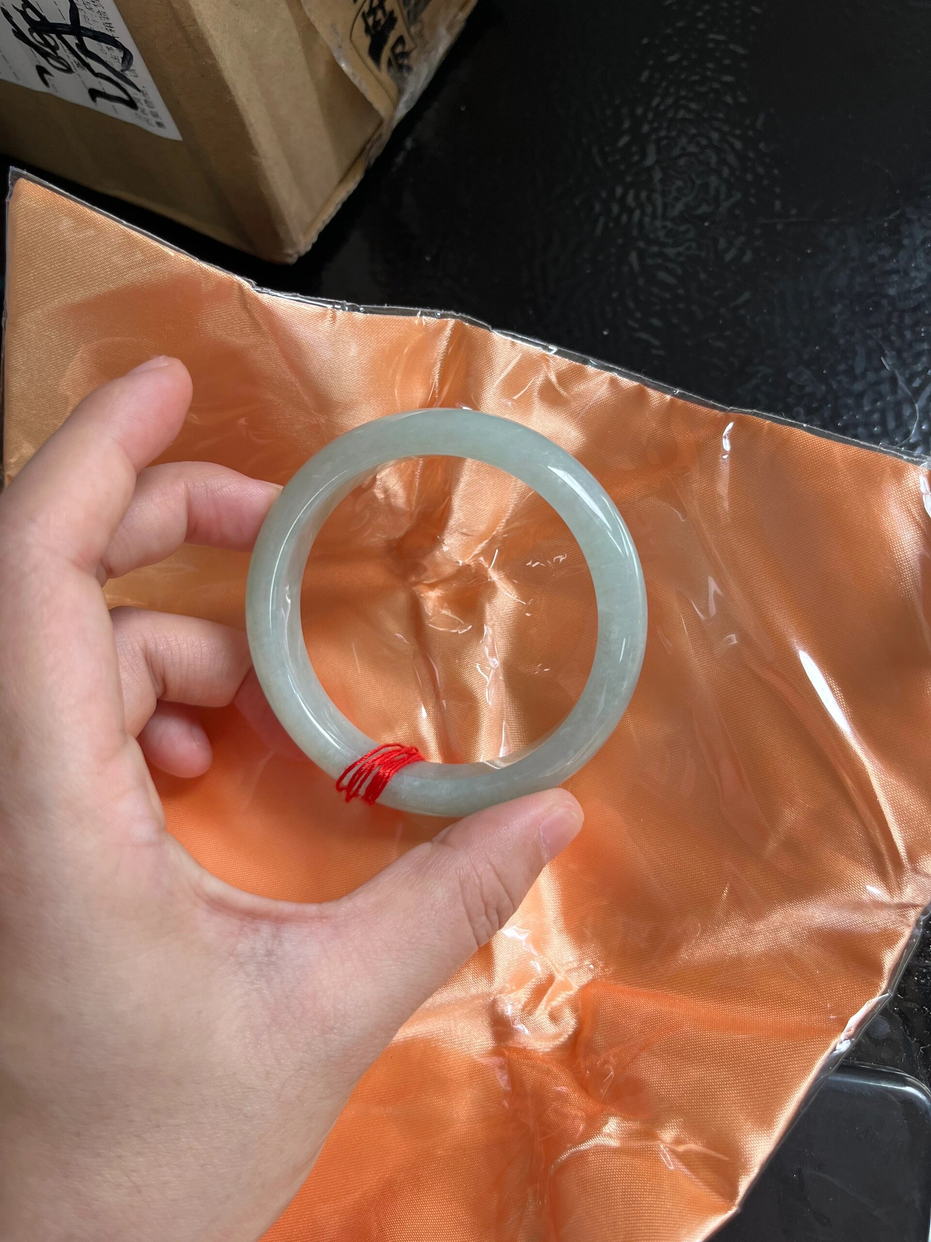 2600买的镯子,有一条石纹,值不值得收下