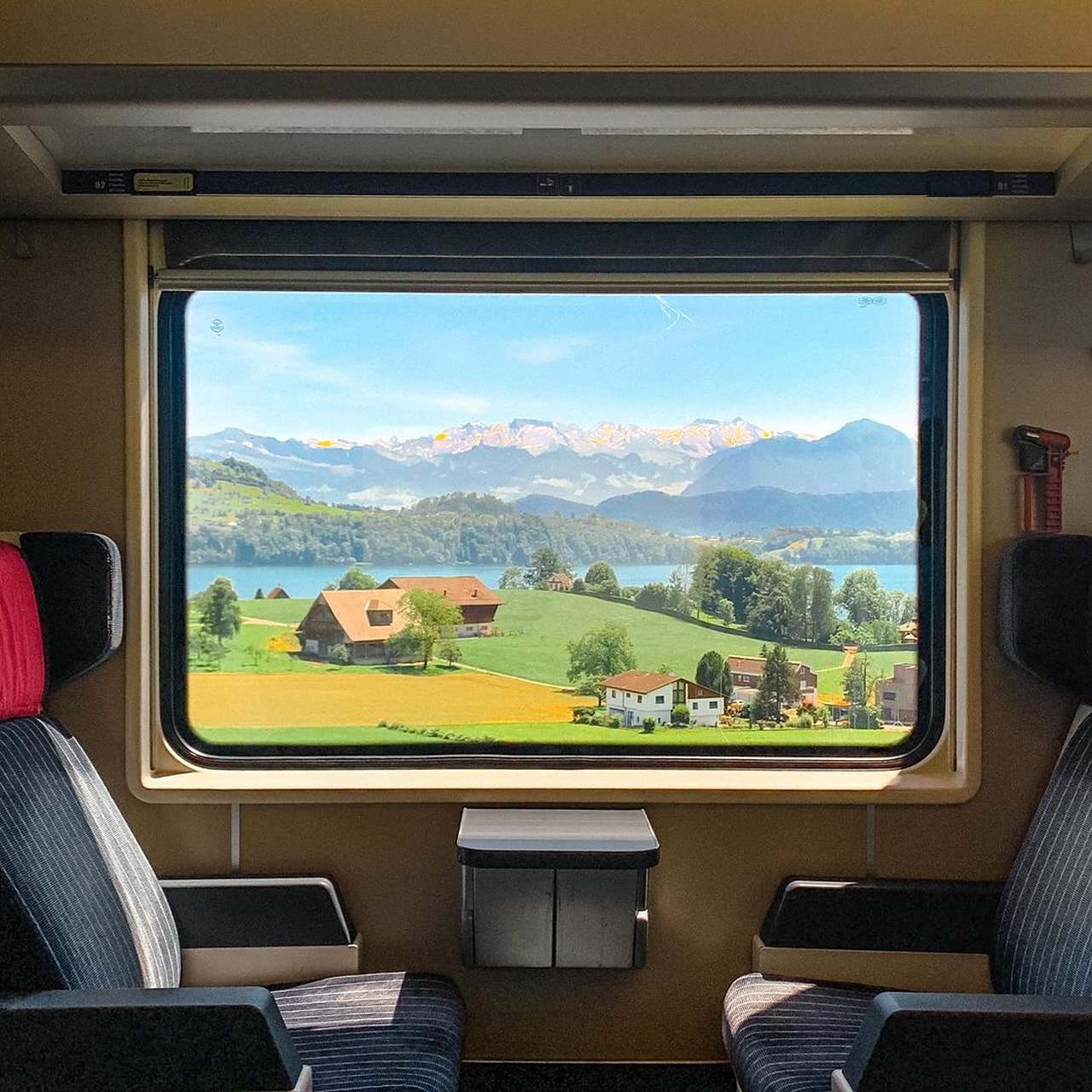瑞士车窗外的风景90 分享在列车上看风景的视角 看着窗外发呆是一种