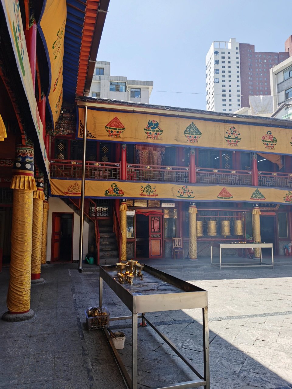 西宁金塔寺 始建于1612年,因塔尔寺大金塔而得名.