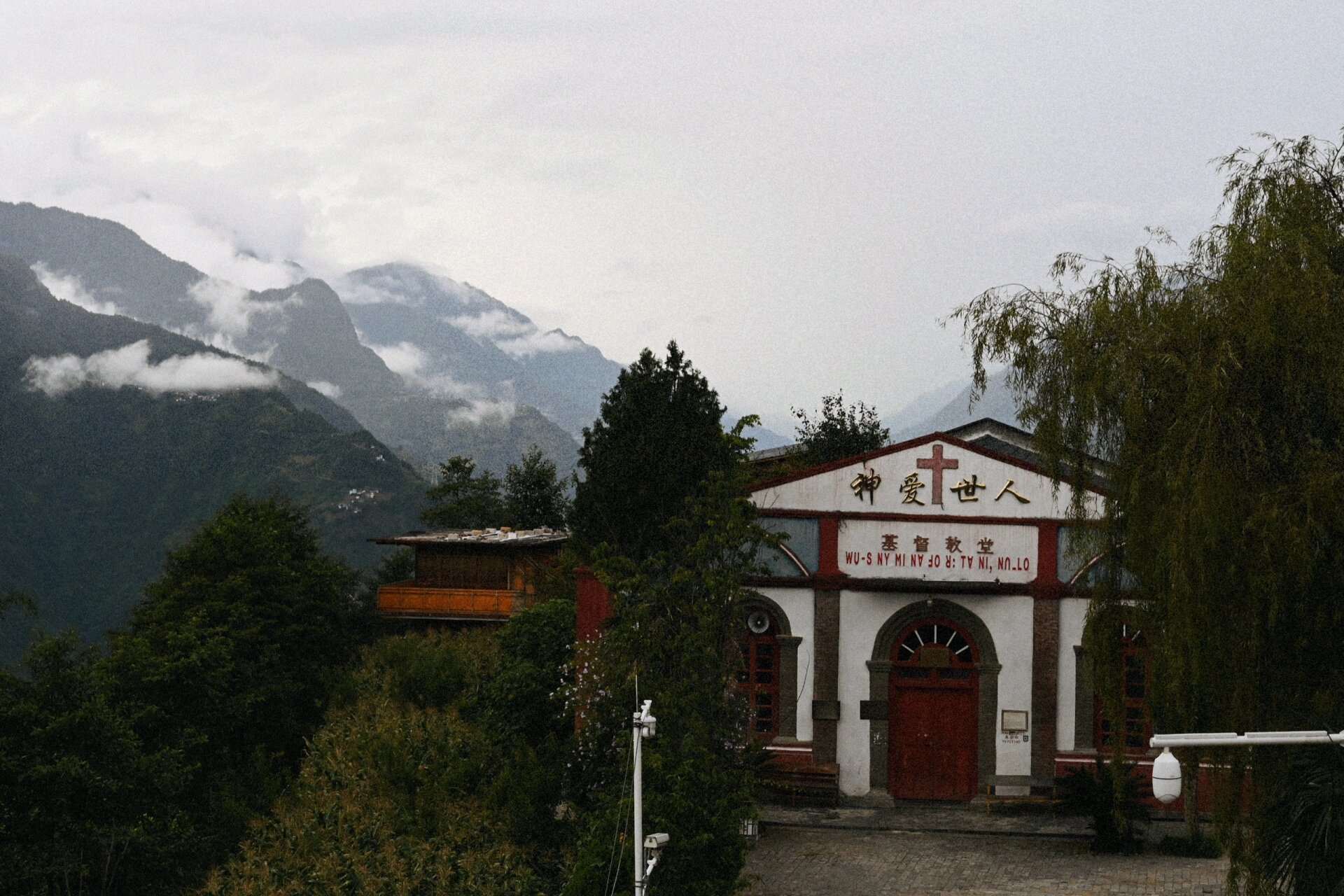怒江|老姆登基督教堂 山间,云端的一所基督堂,虽然建筑不及曾经所见过