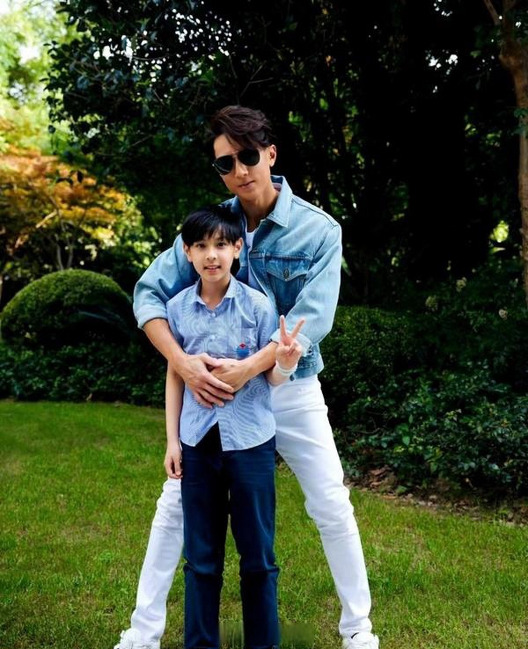 吴尊的儿子max长大了,越来越像吴尊了,再过几年也是小鲜肉一枚.