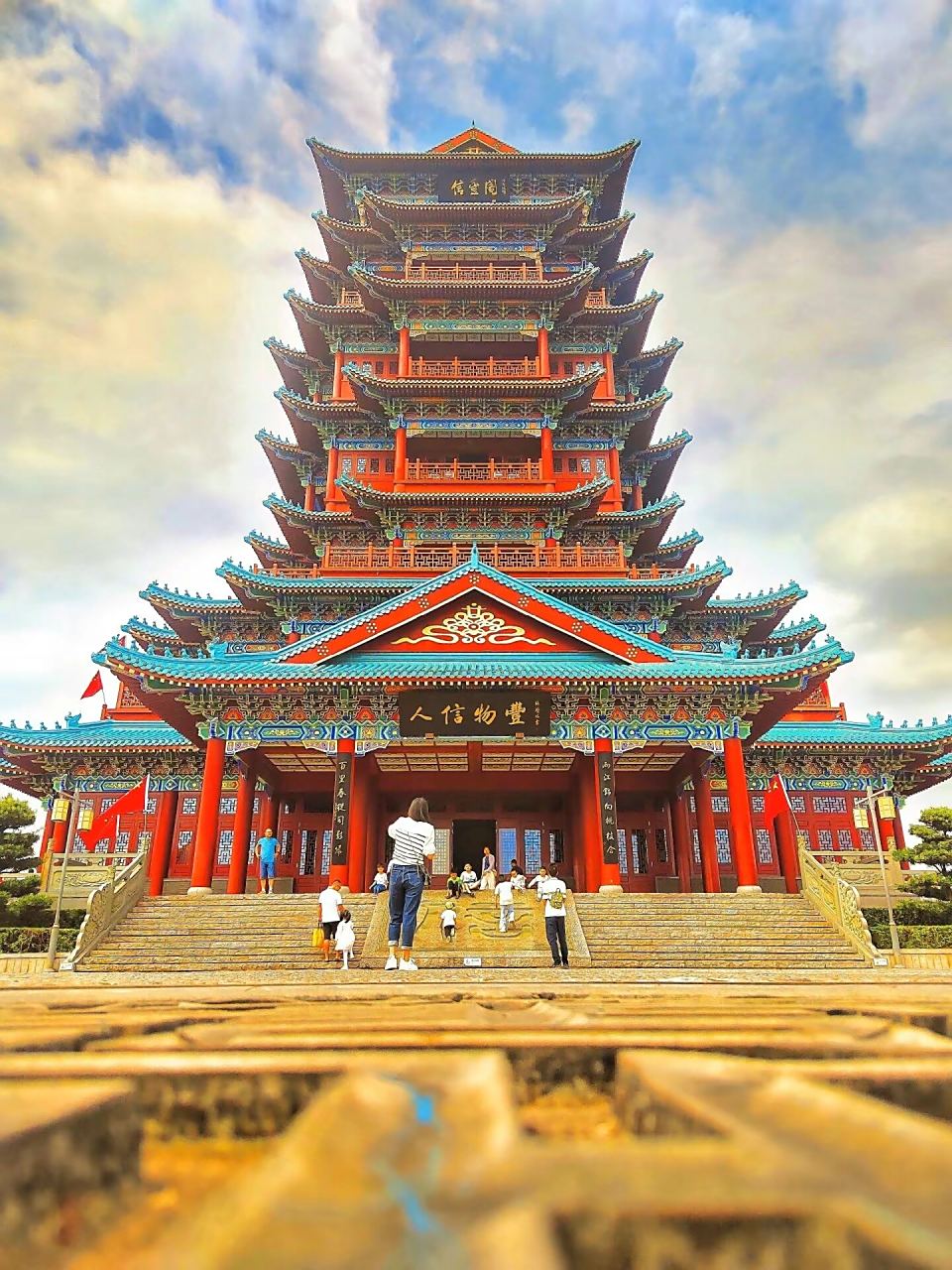 信丰阁 不飞则已,一飞冲天; 不鸣则已,一鸣惊人.