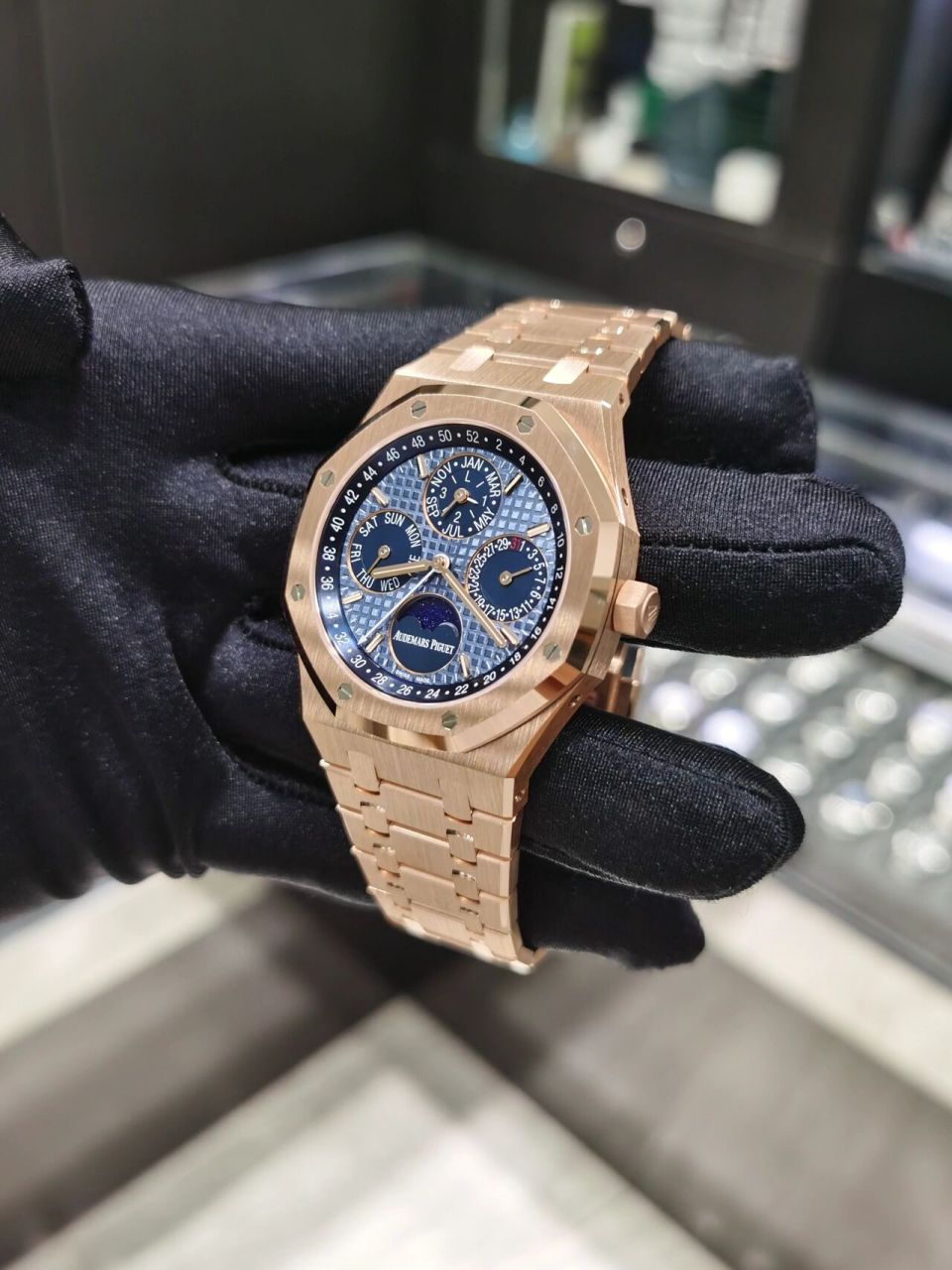 澳门买表攻略9890爱彼皇家橡树万年历 今天来介绍一款爱彼的万年