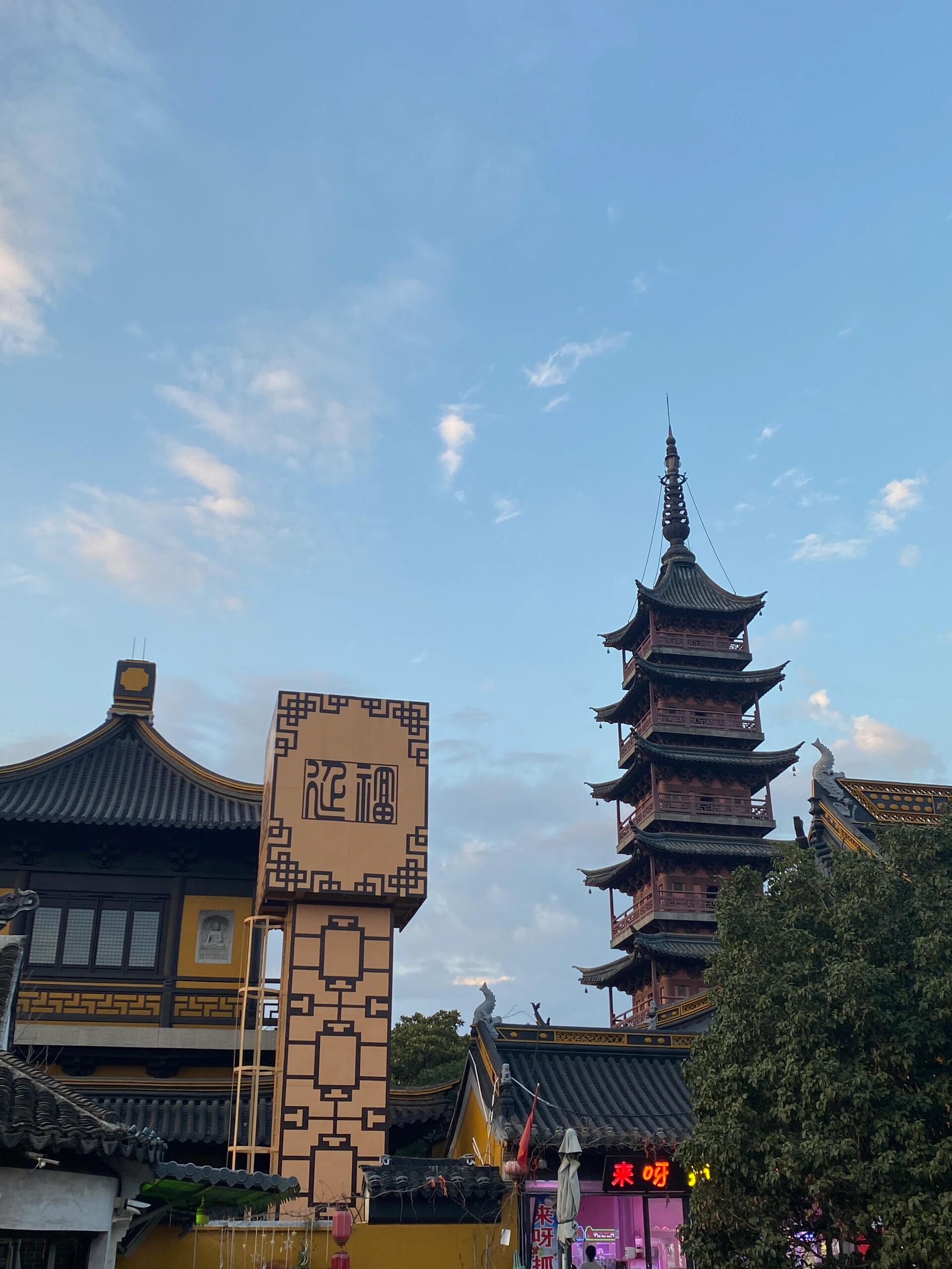 推荐昆山千灯古镇,不要门票,环境不错,很适合去走走感受一下江南水乡