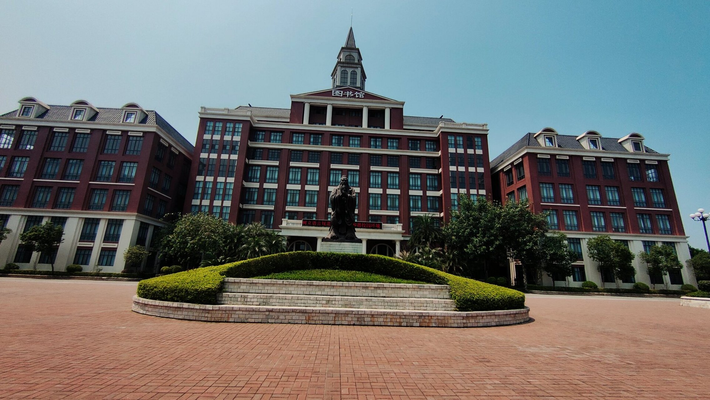 广州华立科技职业学院(云浮校区) 华立云浮校区,学费相对低,位置偏僻