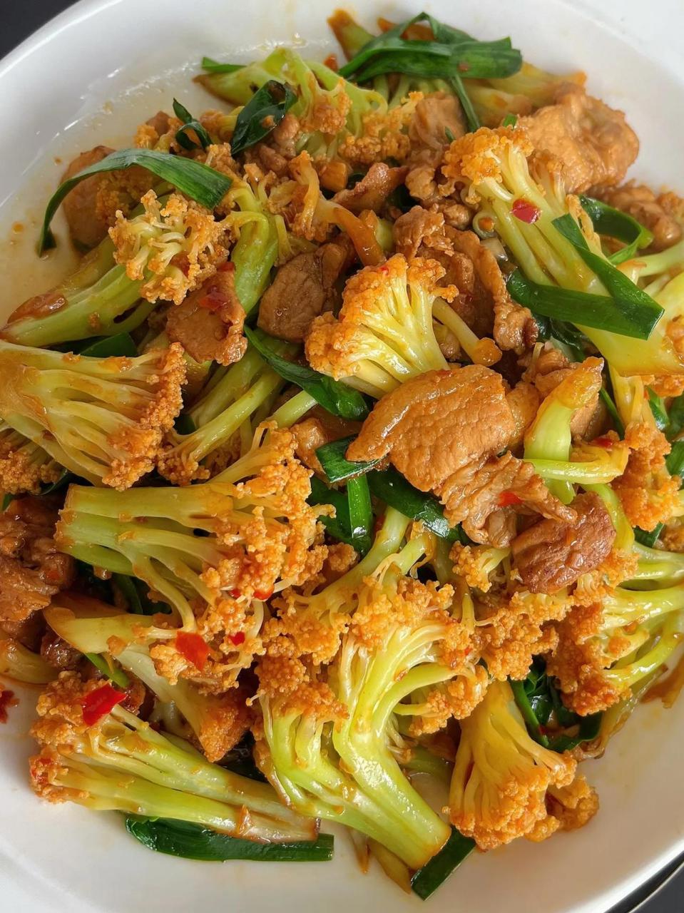 干锅花菜配上米饭,简单家常!口感爽脆!搭配米饭绝绝子!