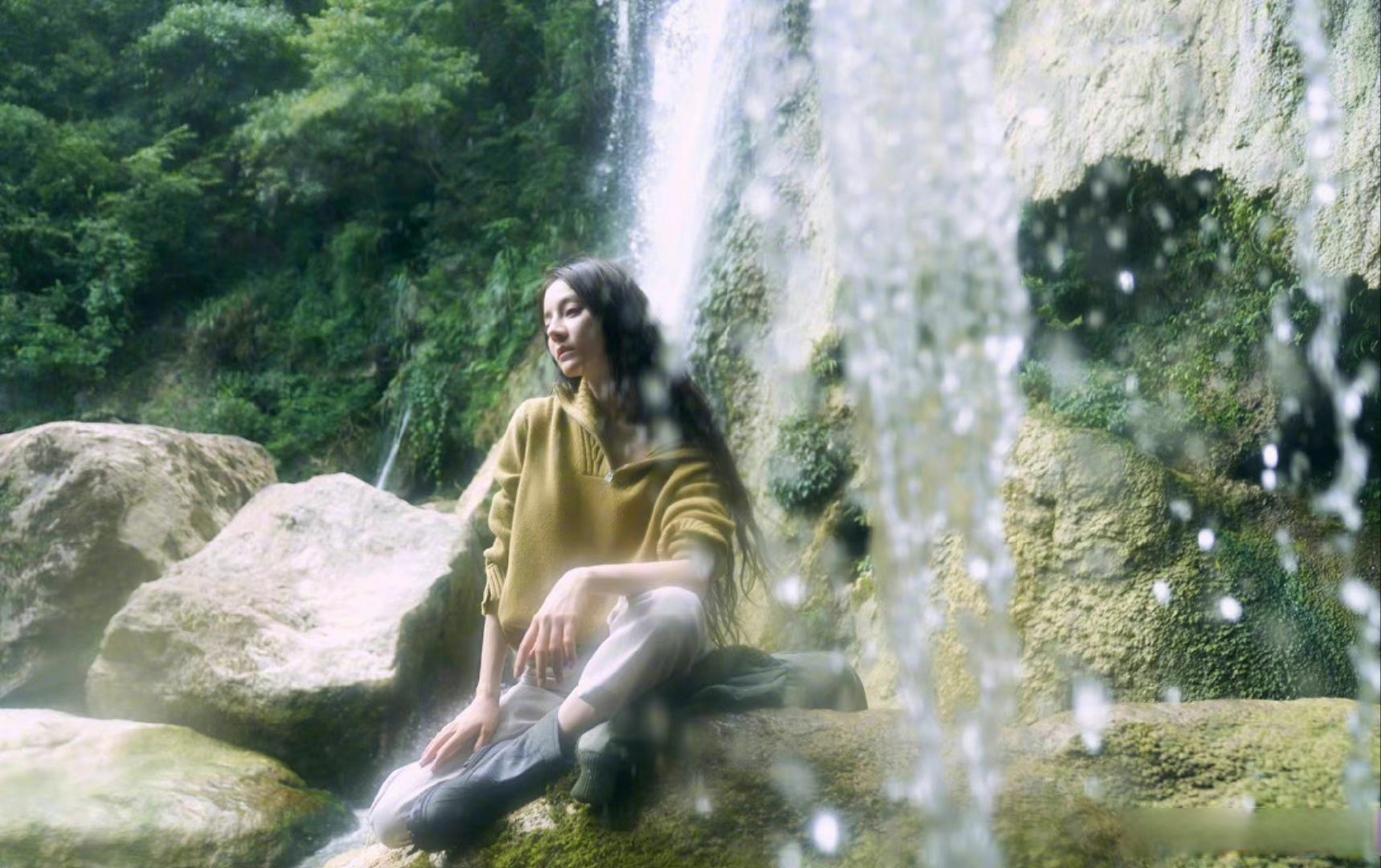 迪丽热巴林间听瀑芭莎大片# 这大概就是爱丽丝梦游仙境才能邂逅的