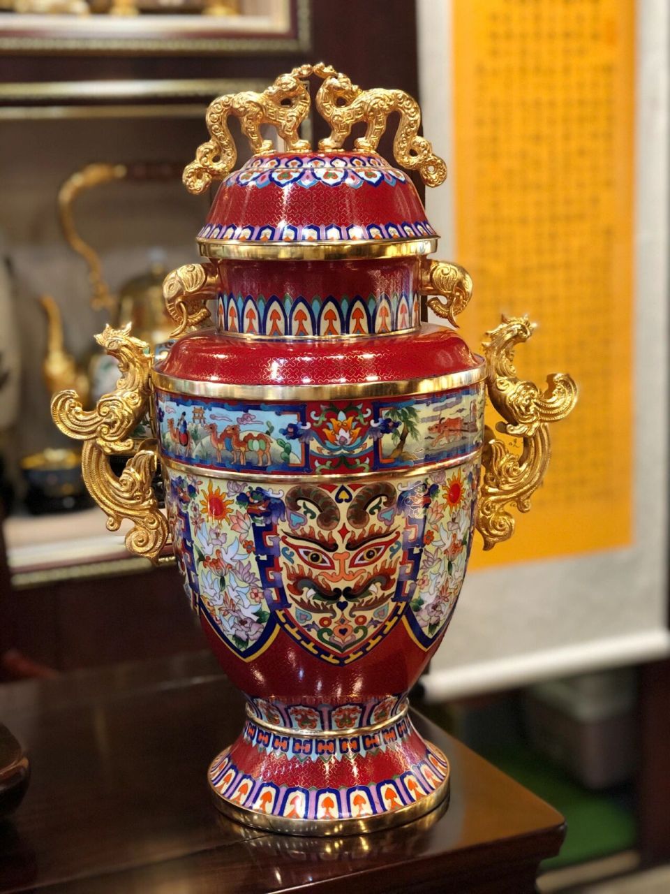 中国非物质文化遗产——景泰蓝 景泰蓝,又名铜胎掐丝珐琅器,是一种将