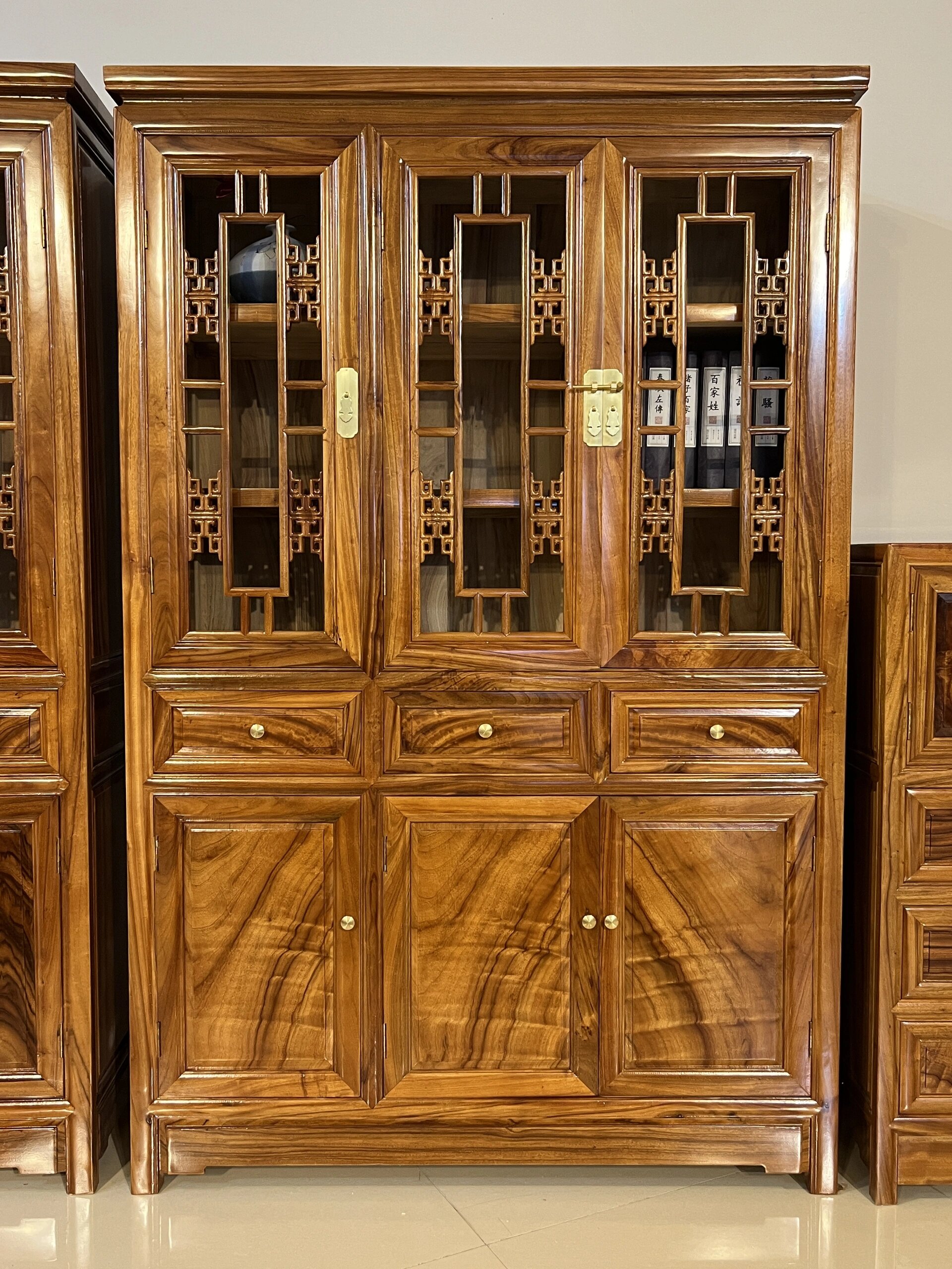 实木老香樟木家具 漂亮的纹理,打开淡淡清香味扑鼻而来,老香樟木可以