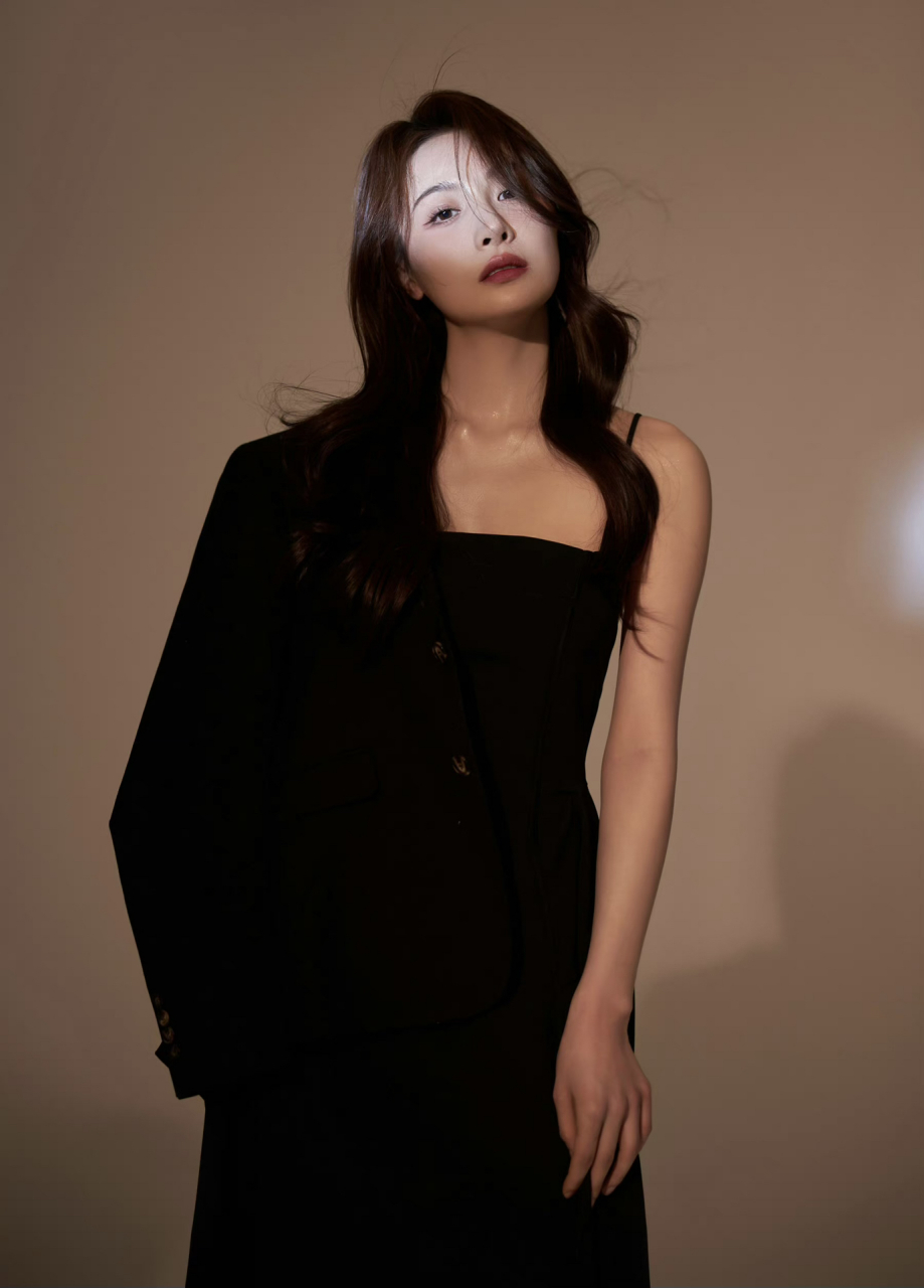 美女演员—"高启兰"隆妮 浙江温州姑娘隆妮突袭黑色低胸吊带裙外搭