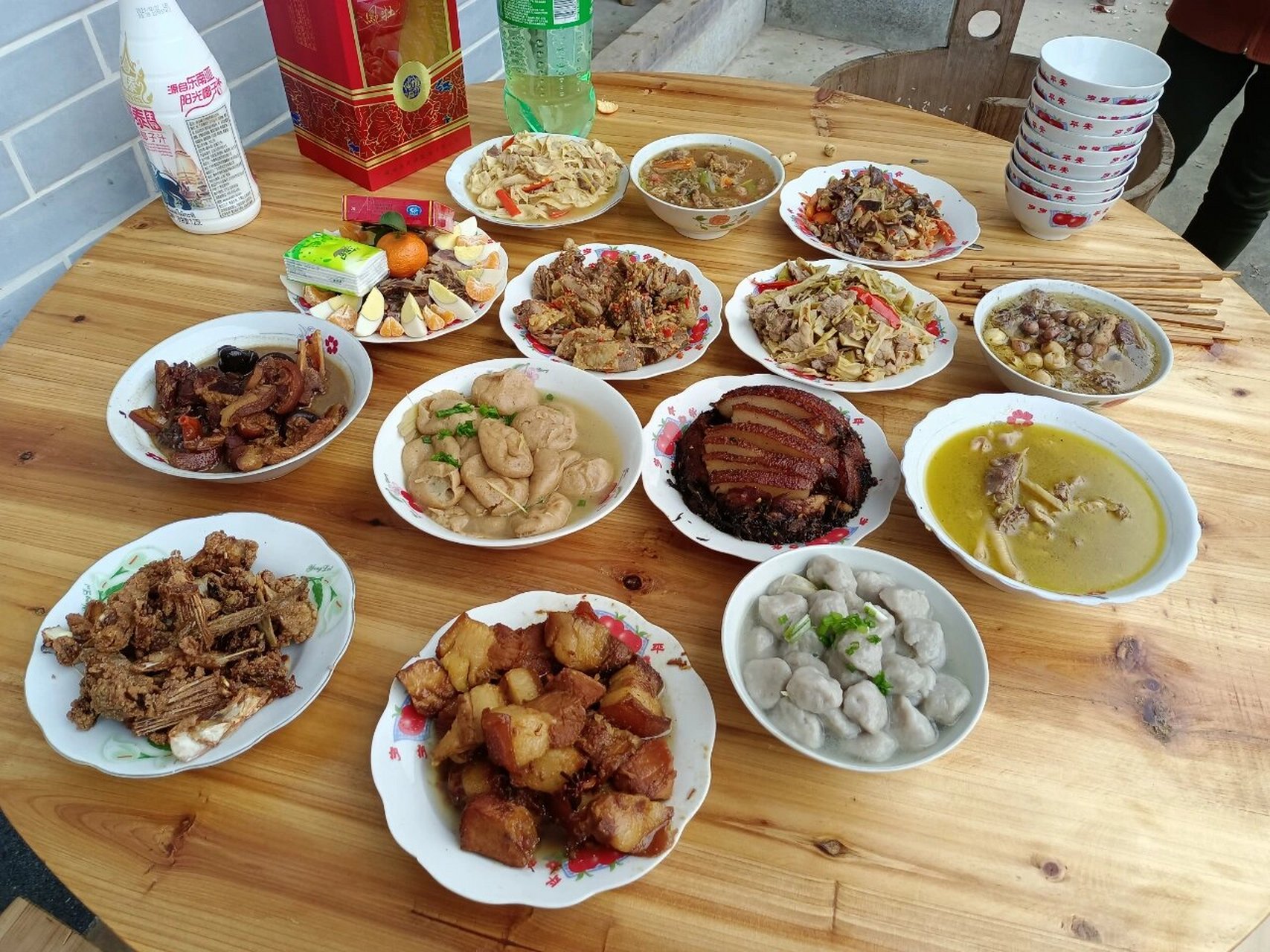 江西的农村酒席 快过年了,总要回趟老家吧,见见想见的人,吃吃家里的饭