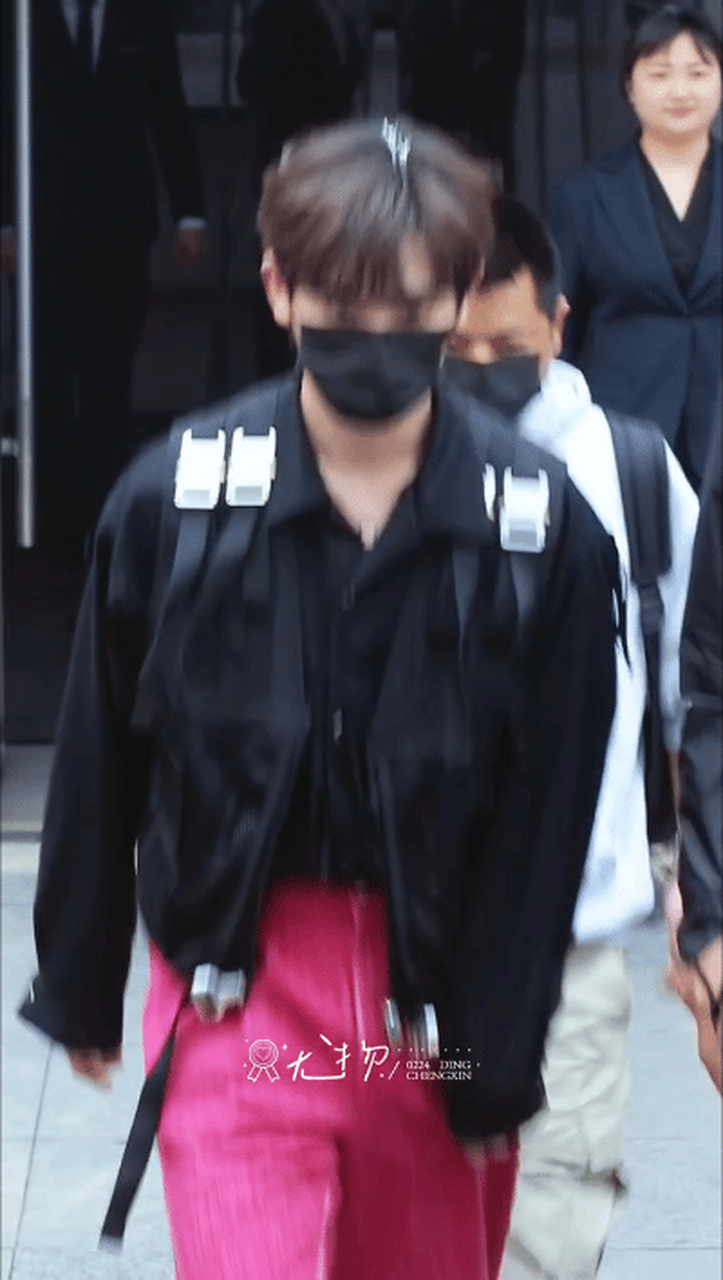 丁程鑫你好星期六黑粉造型路透#  好帅!录制一切顺利啊(cr.logo)