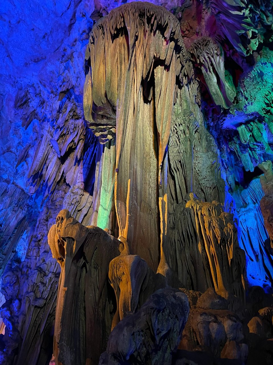 芦笛岩 特别震撼,喀斯特地貌下的独特溶洞风光搭配恰到好处的灯光真的