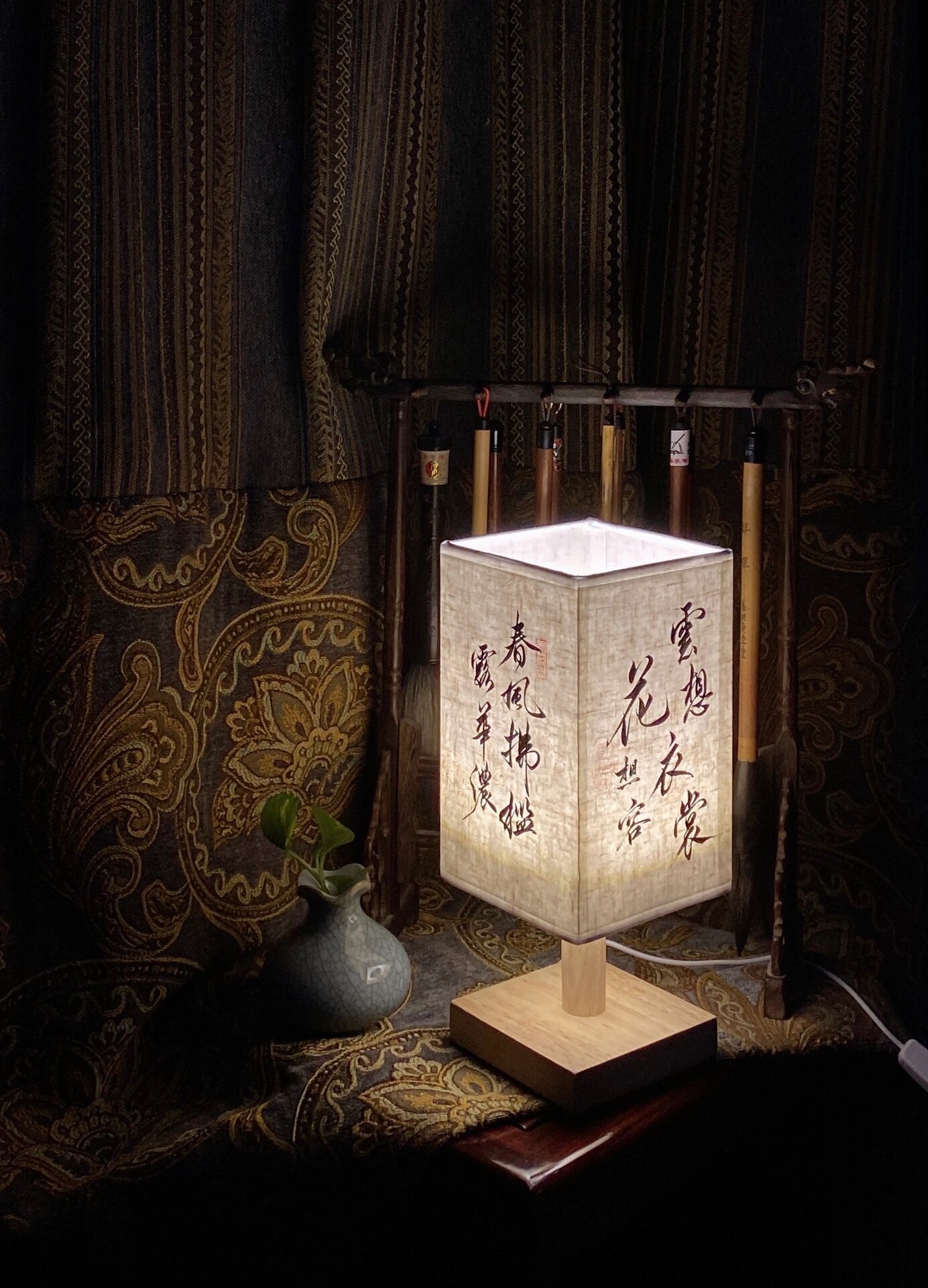 云想衣裳花想容,春风拂槛露华浓