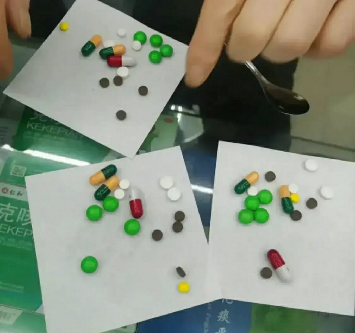 我一直不明白,为什么小诊所这种纸包的药,仅需要二三十块钱就可以治