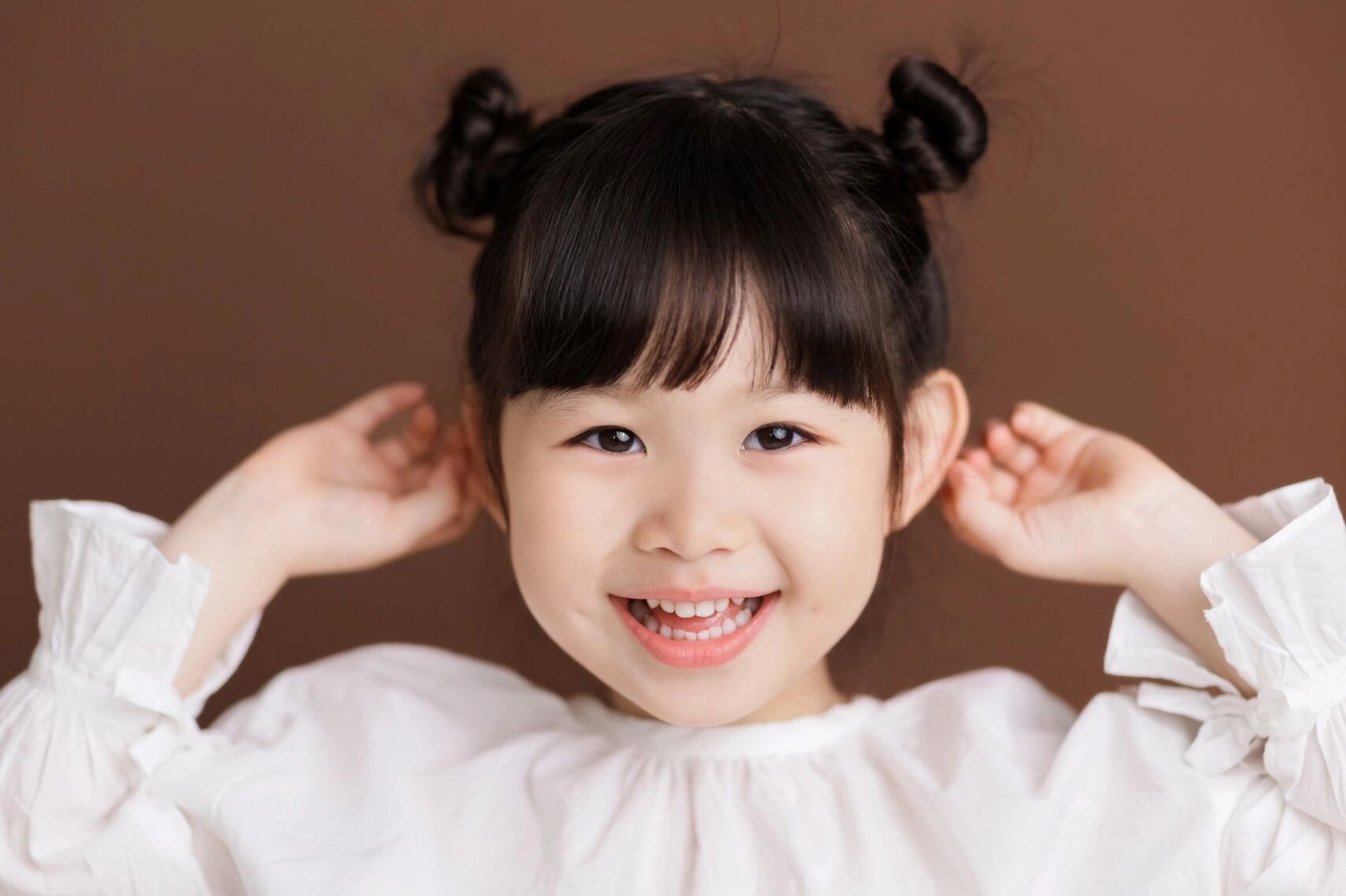 大头照|拥有酒窝的小女孩真的甜到心坎里啦 .