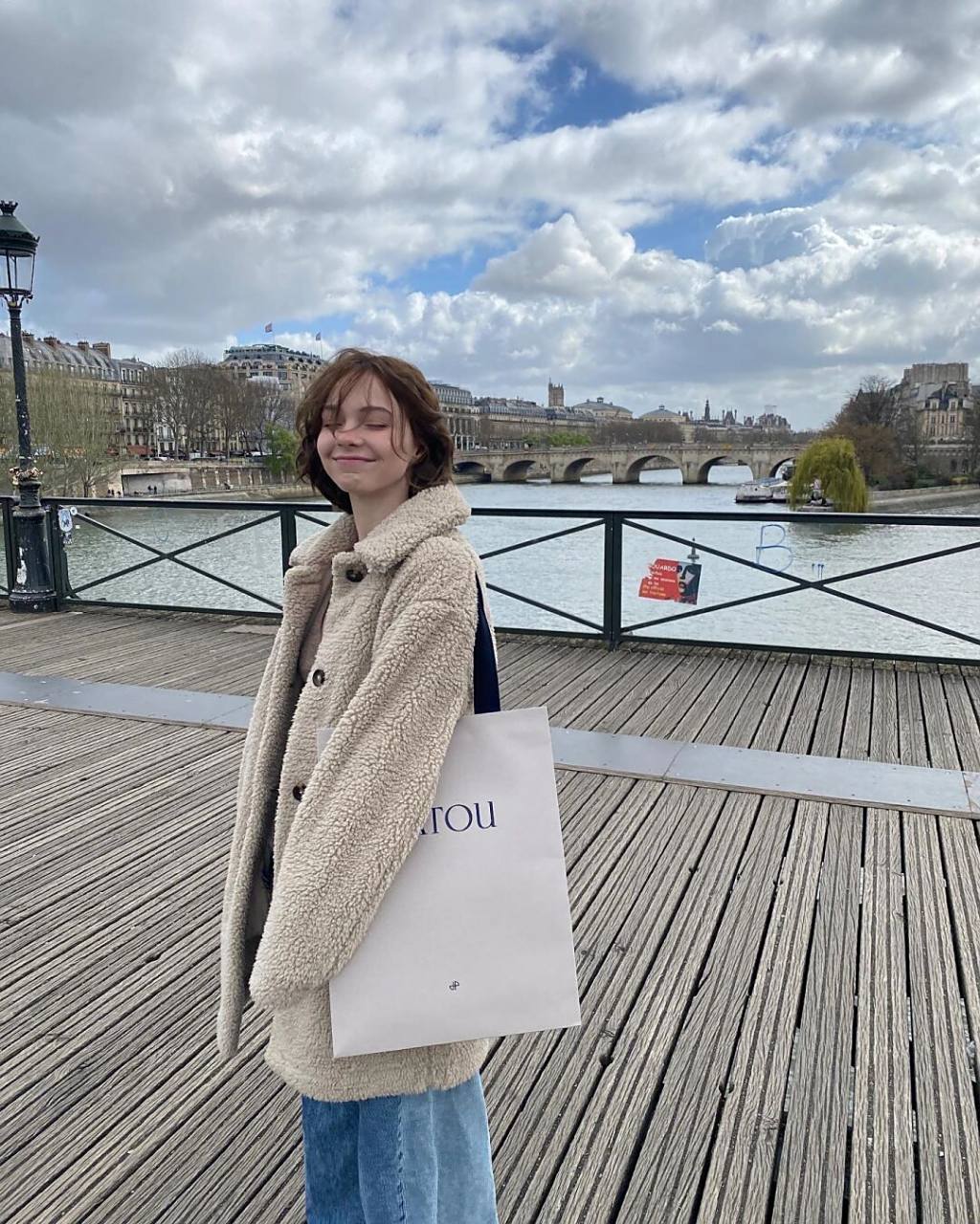 小狼女92艾玛在巴黎 小狼女92艾玛迈尔斯emma myers在社交网络上