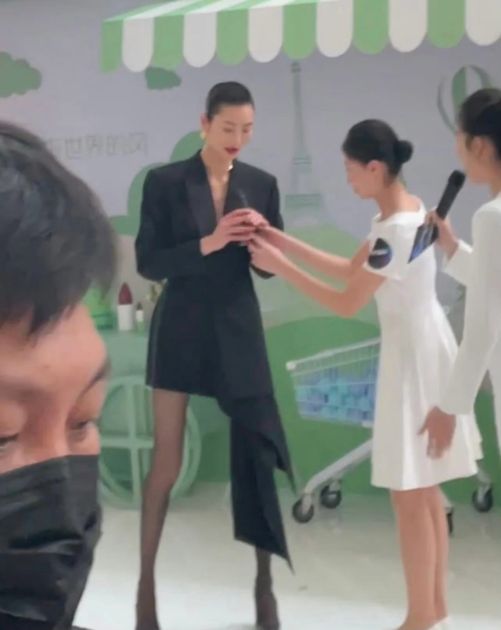 我的老天鹅啊 刘雯的腿好细啊[呆]