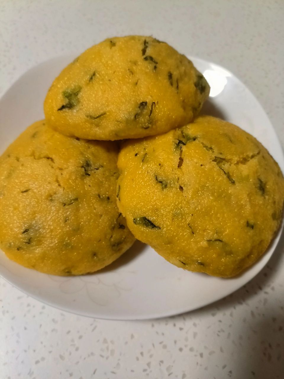 【控糖食谱】玉米面饽饽 今天做的玉米面饽饽材料有:玉米面300克,小麦