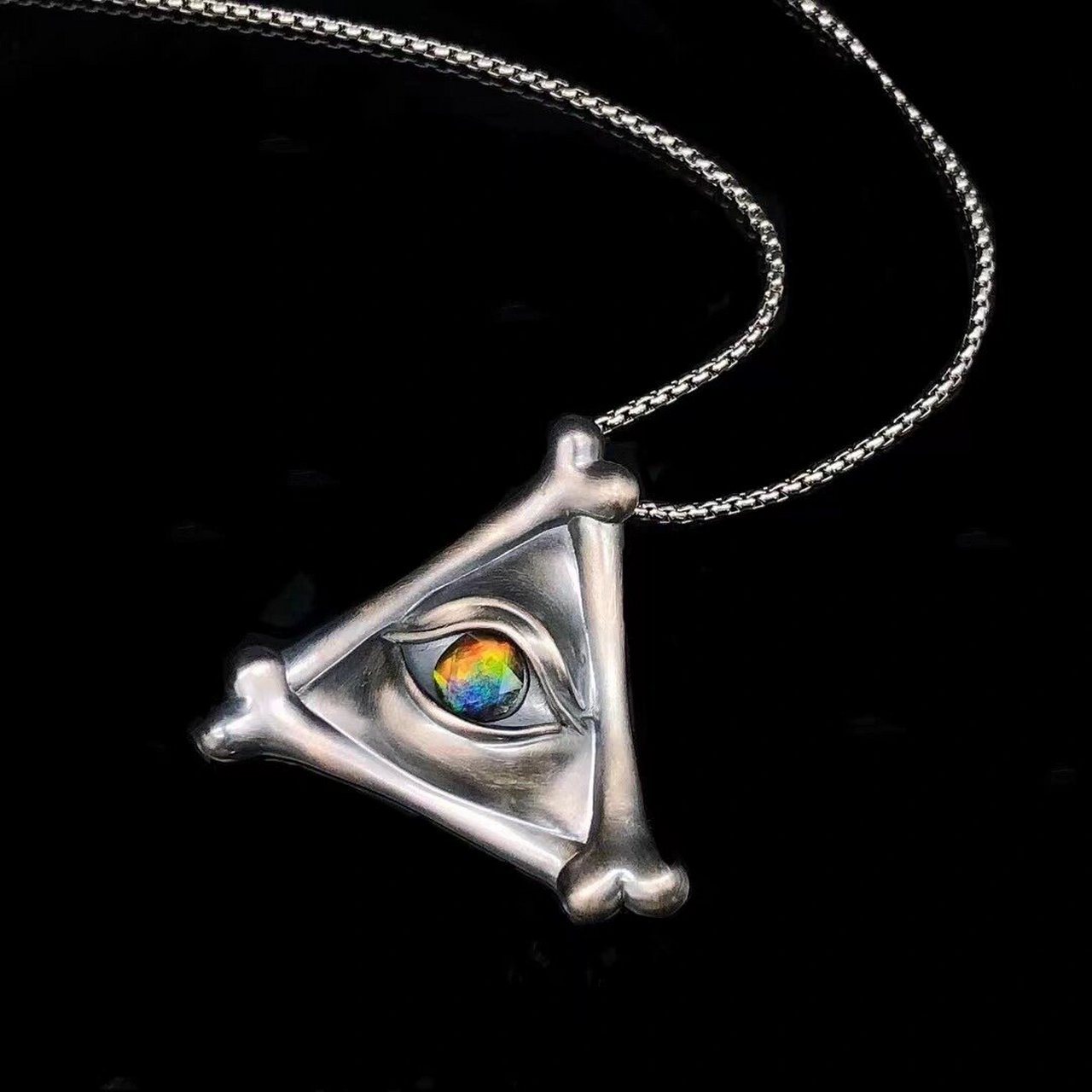 上帝之眼 【上帝之眼】 上帝之眼又称"全知之眼",概念源自古埃及的