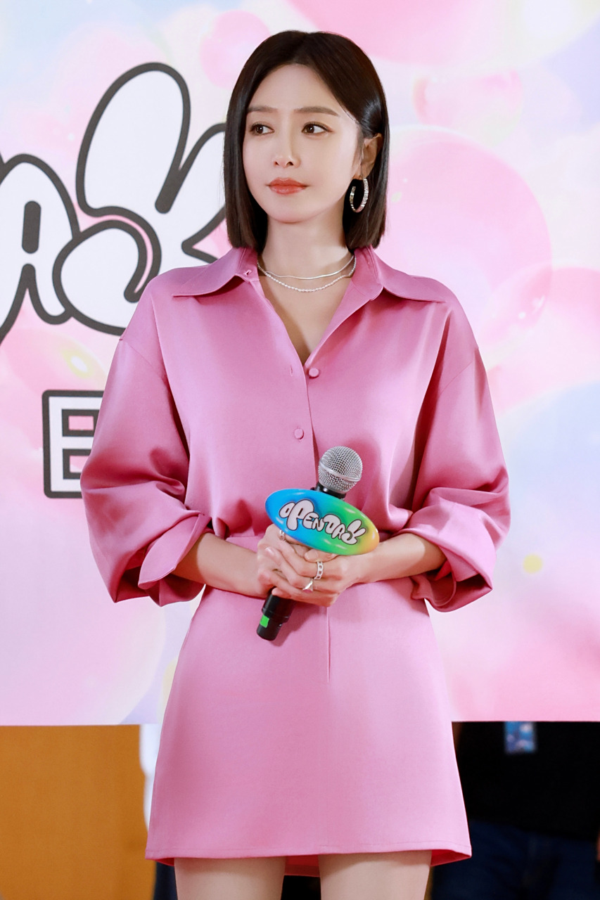 秦岚##闪耀的她# 管文今日在@腾讯视频 的扫楼任务完美达成!