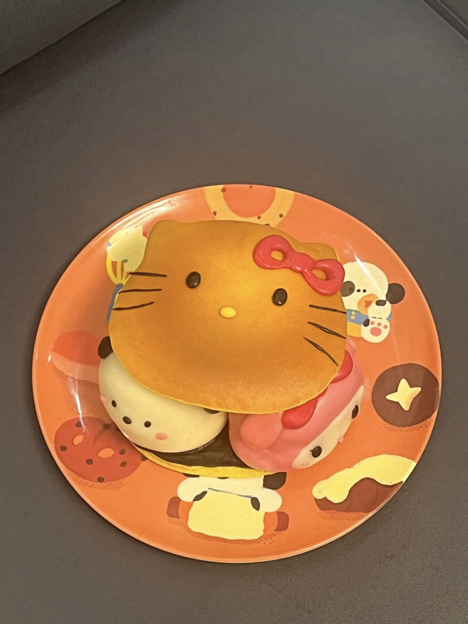 kitty请好朋友们在家里做客 还给她们做了可爱小点心  布丁狗馋的直流