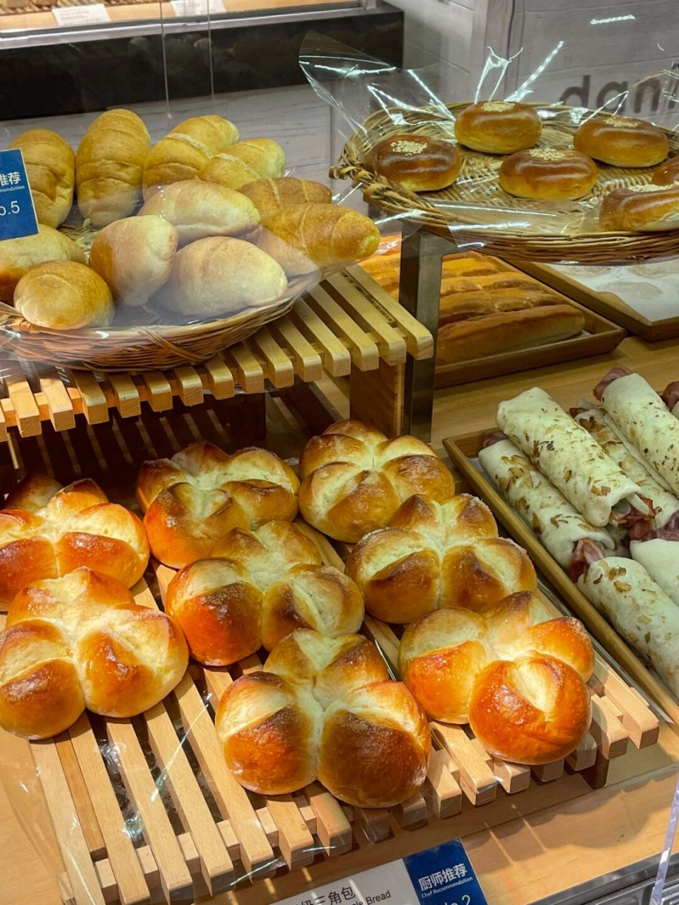 来吃little mermaid 肉桂卷里面的肉桂足足的 	 #面包# #面包脑袋