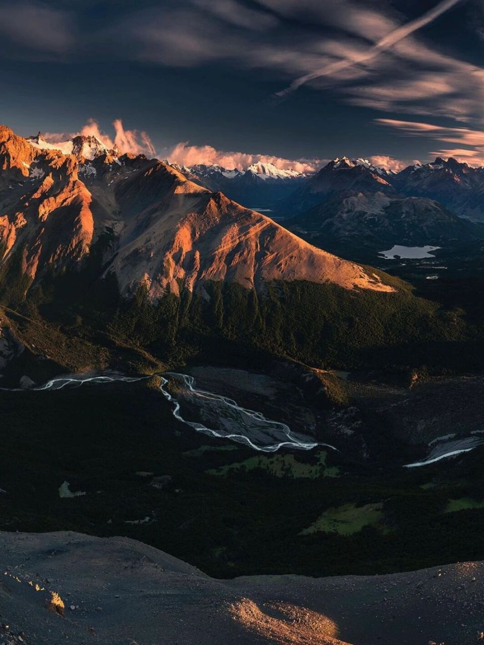 从北到南全长8900余千米,是世界上最长的山脉 从南美洲的南端到最北面