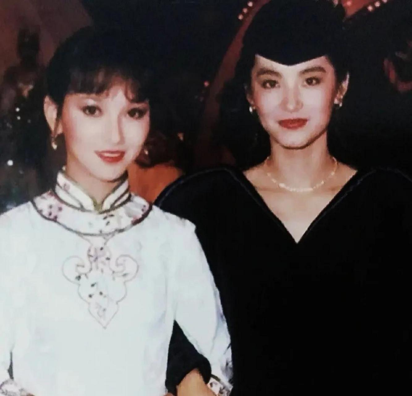 赵雅芝和林青霞年轻时很罕见的一张合影靓照,赵雅芝比林青霞还大一岁