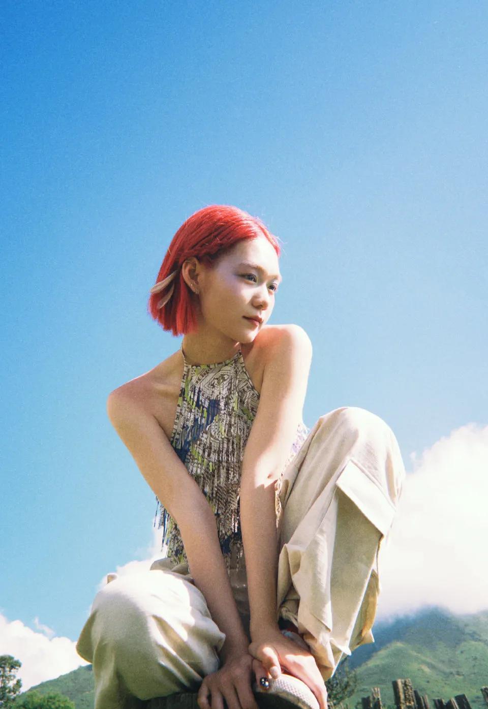 没出道以前段奥娟穿着校服笑容腼腆, 现在的段奥娟红色短发热烈张扬!