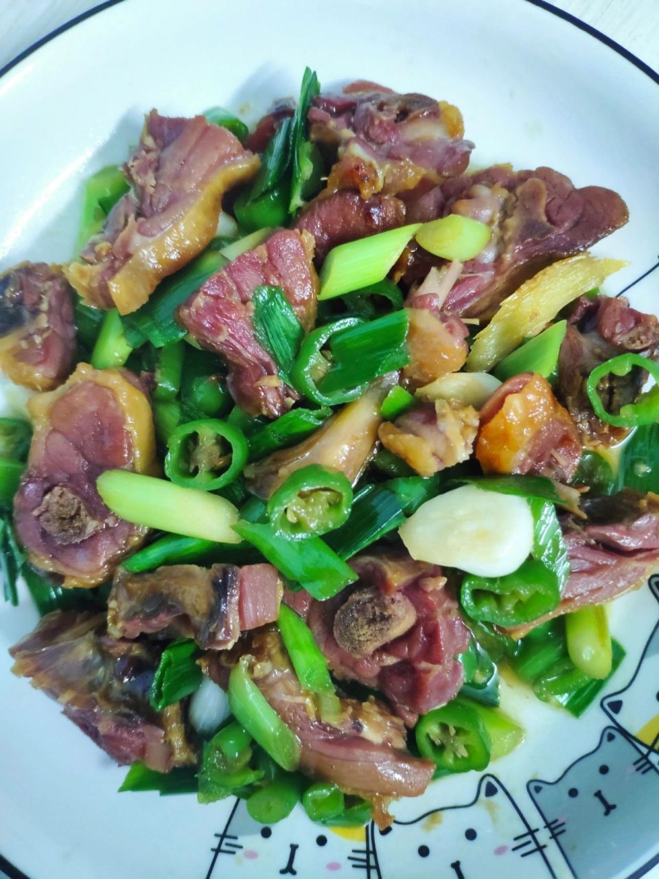 一人食‖简单易做的下饭菜,炒腊鸭腿 直接超市买的腊鸭腿,做法很简单.