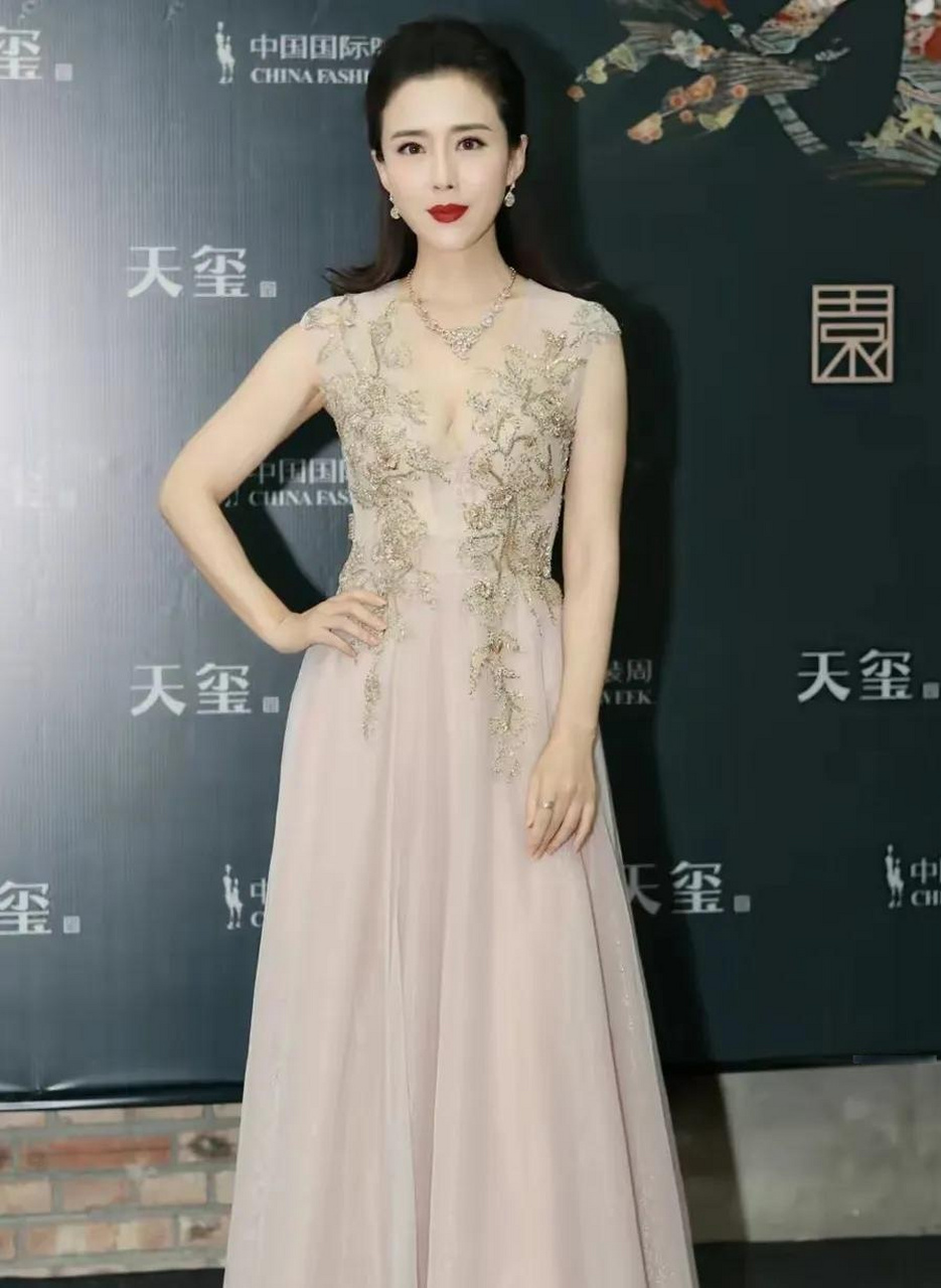 "最美嫦娥姐姐"颜丹晨,深v裙妩媚,红唇好撩人 一直被大家喜爱连衣裙