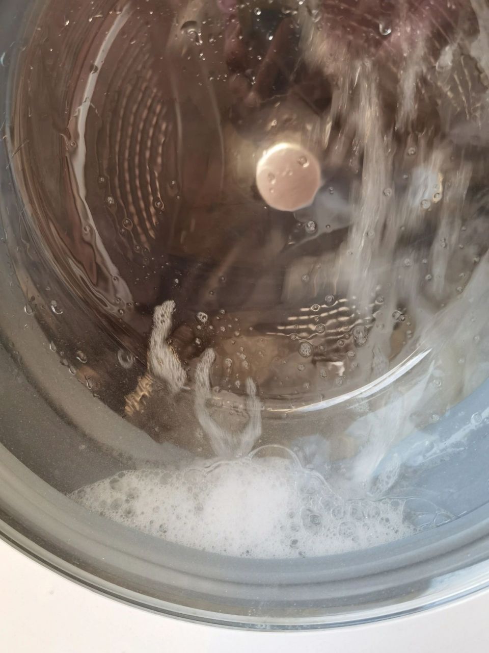 滚筒洗衣机门上有泡沫不一定是没漂洗干净 我放了一条毛巾,没放洗衣液