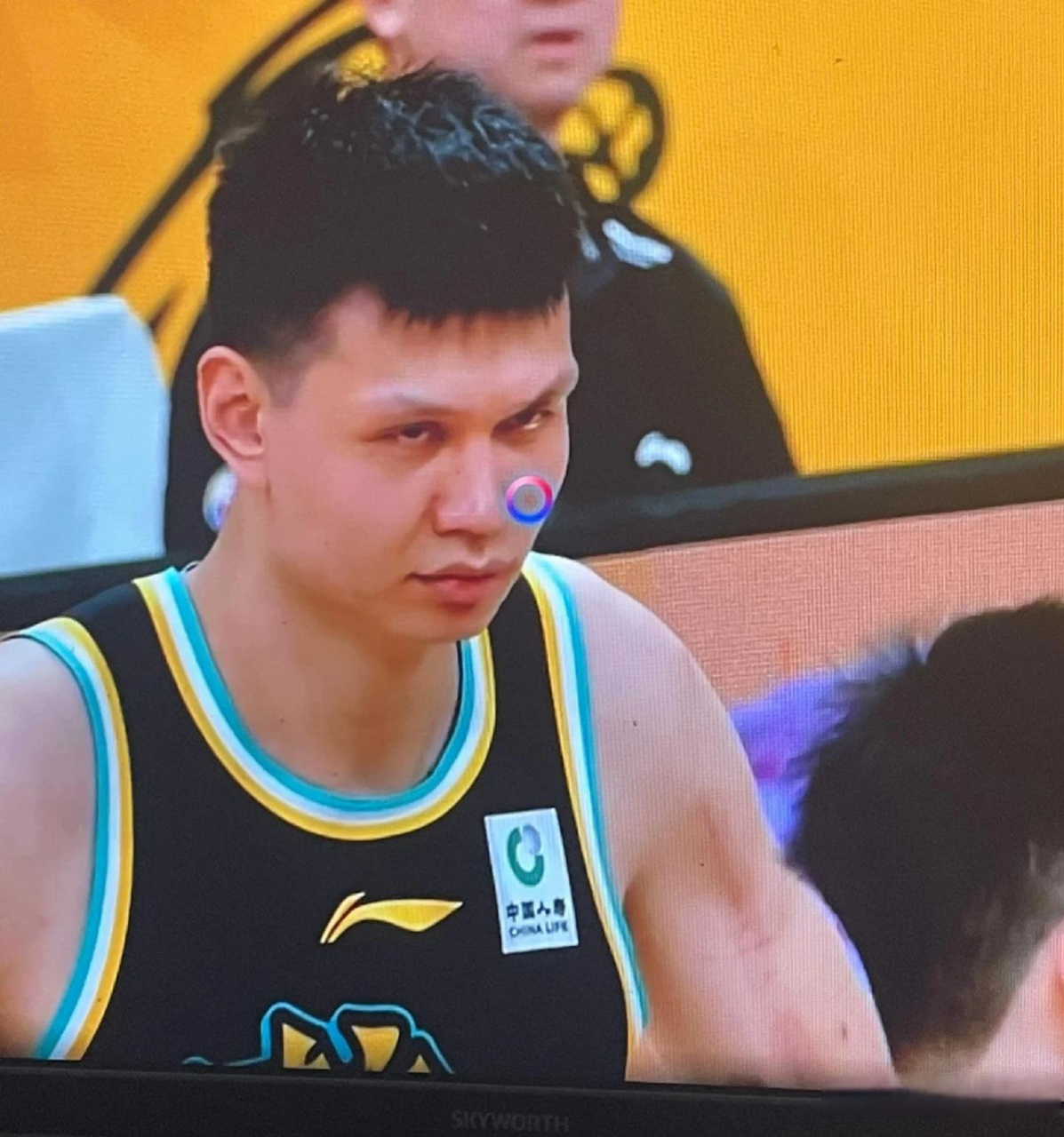 广东男篮打进半决赛,但主力球员任骏飞受伤离场,这是对手广厦队许钟豪