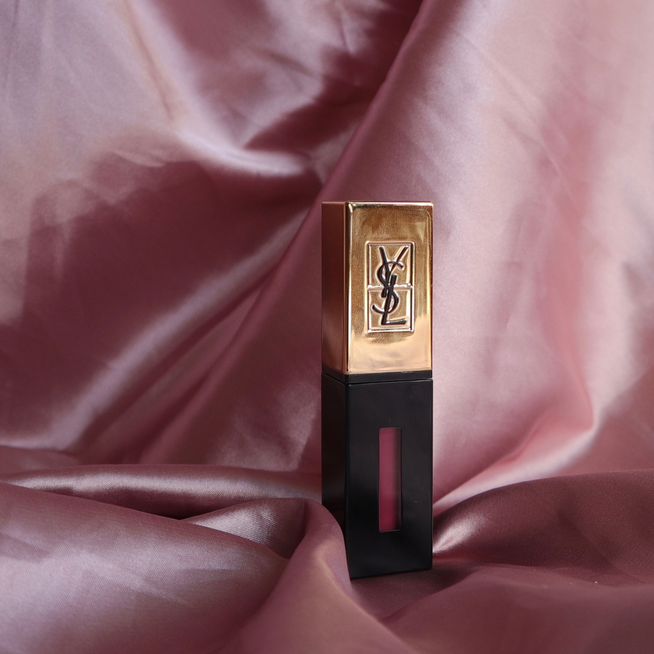 圣罗兰ysl金管唇釉05 氧化后红色调多一点,所以会比刚上嘴好看一小
