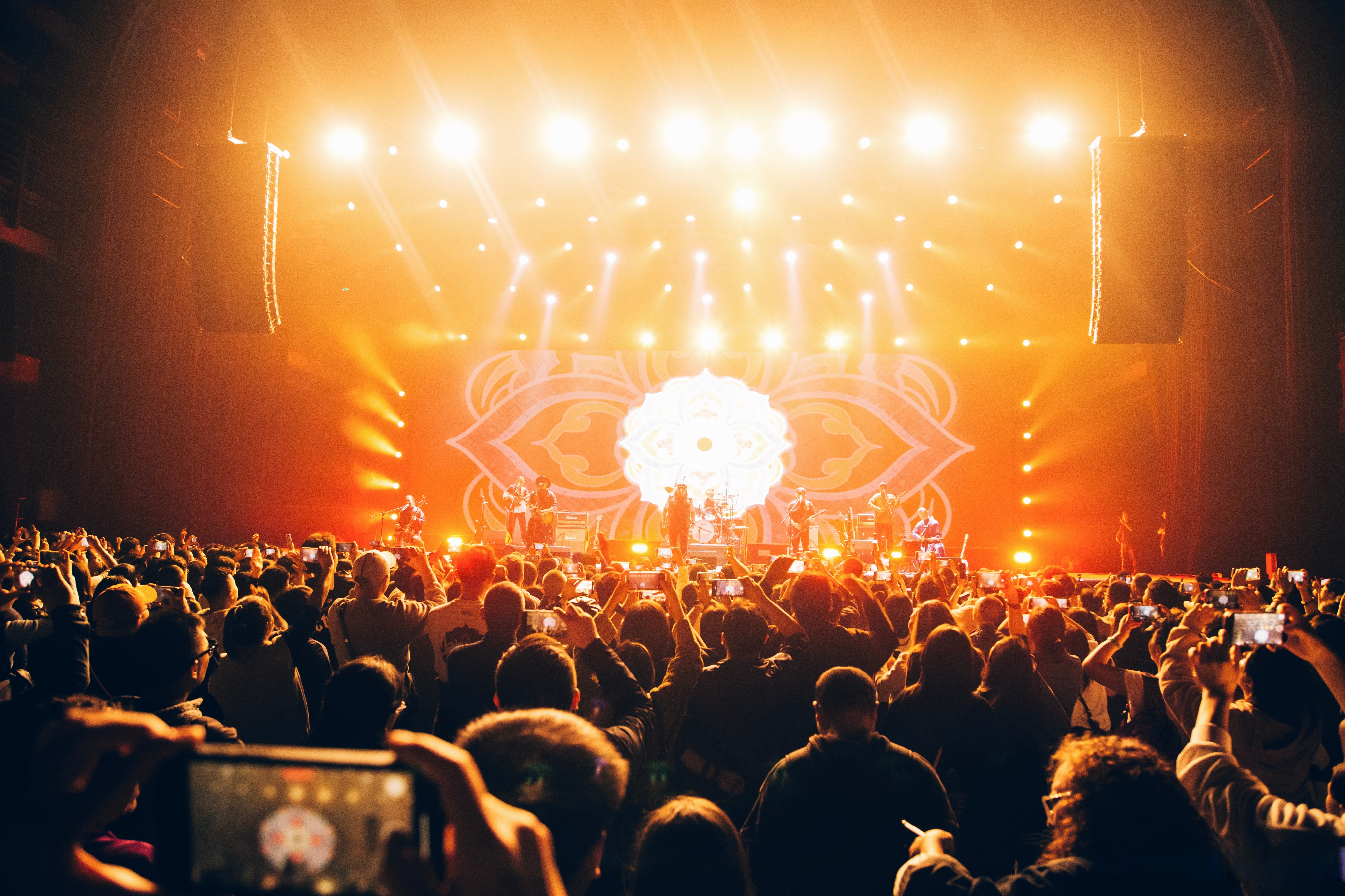 九天一开,滚烫袭来,今夜的杭盖要醉在万户千门的画中#杭盖乐队20周年