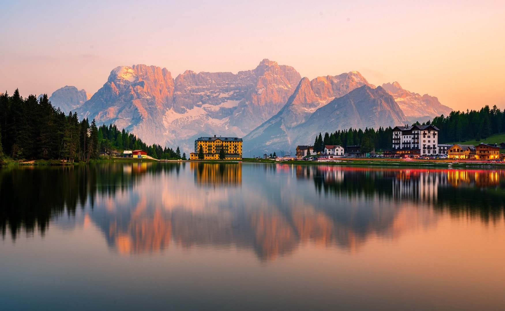 湖边风景优美,倒映山峦建筑,呈现出绝美的自然景观 .网际飞侠超话