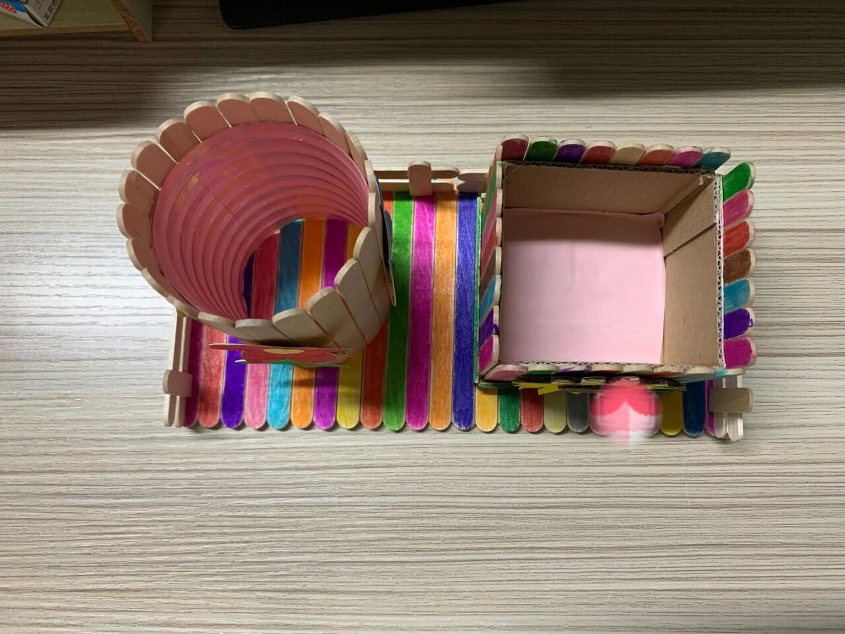 幼儿园手工～冰棍棍笔筒 工具:热熔胶枪,剪刀 材料:冰棍棍,矿泉水瓶