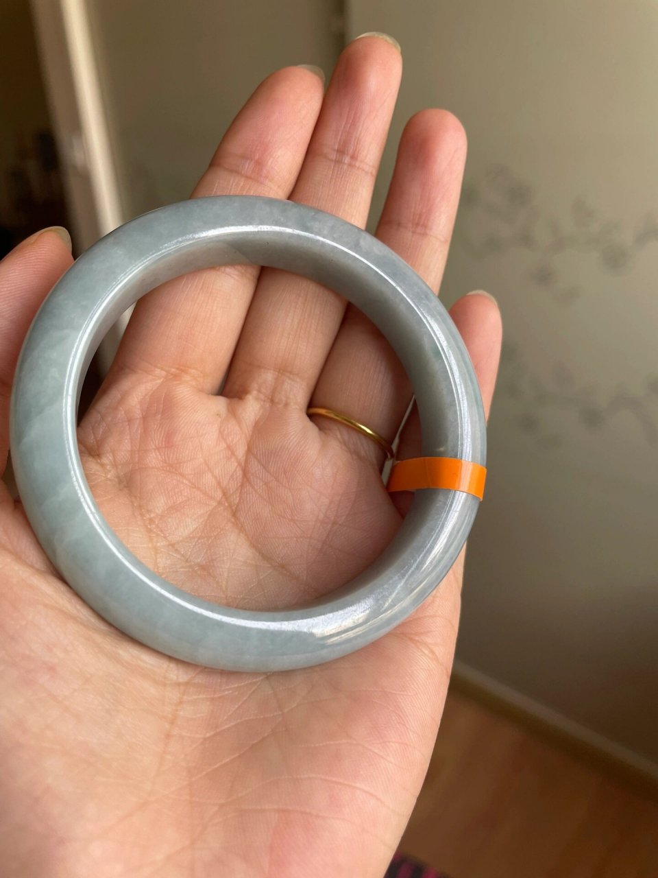 之前刚入坑买的200的翡翠手镯好像大理石啊 哈哈哈,果然不能贪便宜