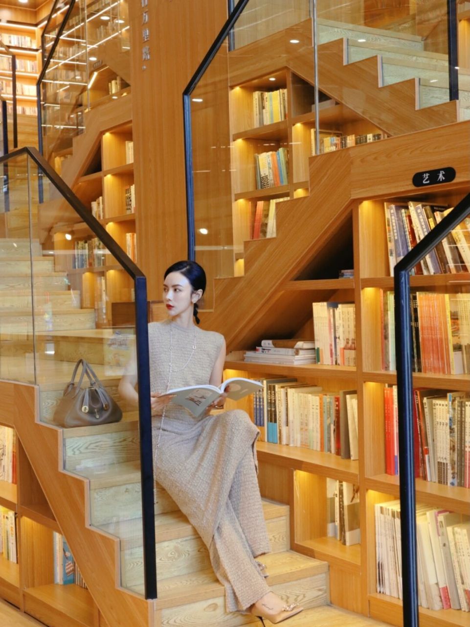 最天使文创书城 杭州新晋网红图书馆 冲到了书店音像热门榜top1