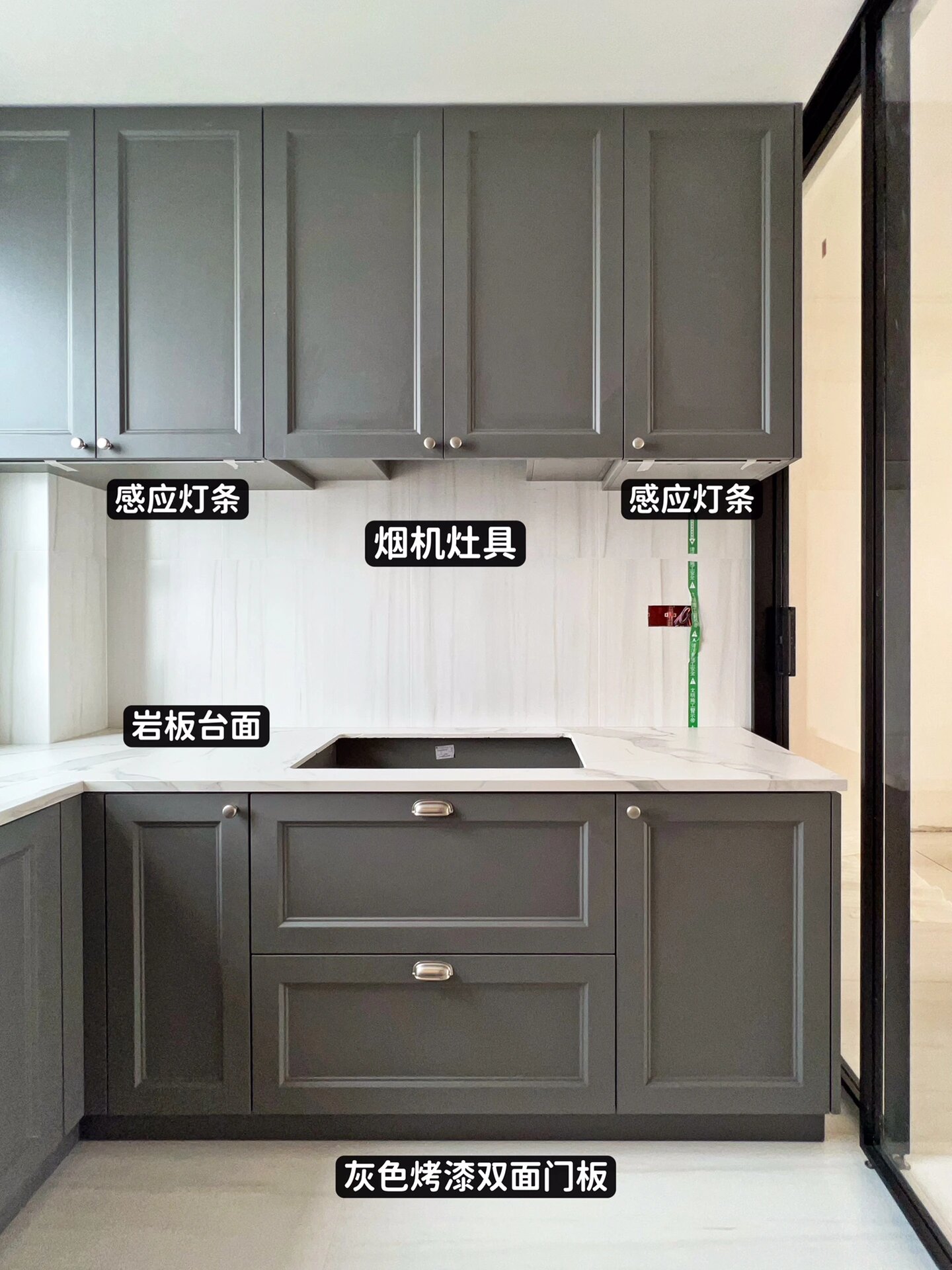 全屋定制67|深灰色烤漆橱柜 白色纹岩板绝配 94厨房格局 厨房见方