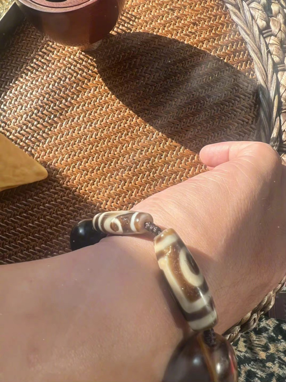 喜欢天珠很多年了,有研究但没入过,好友是至尊收藏者,总是从他那里