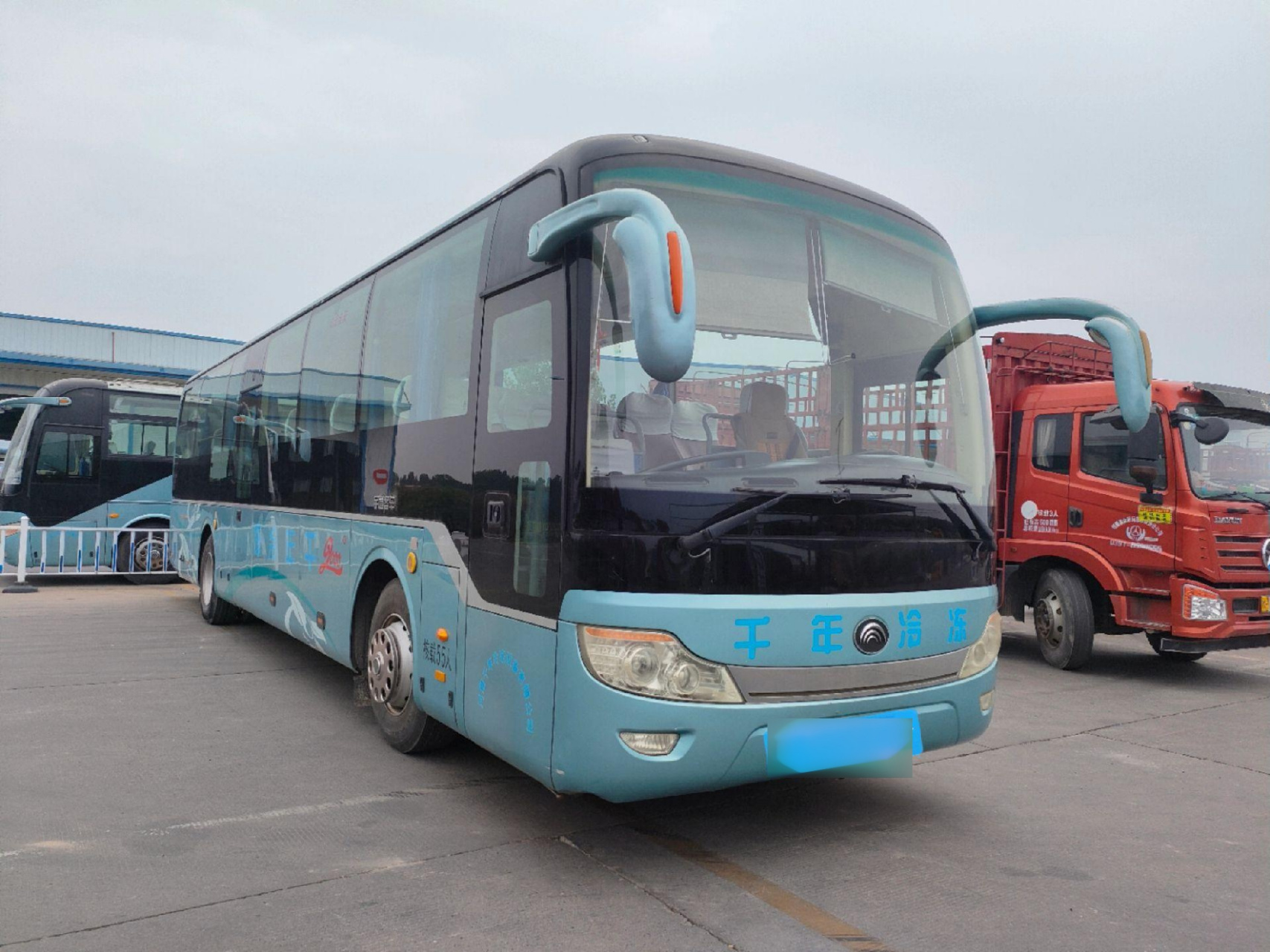 55座宇通客车,单位一手非营运,全车原版原漆无事故,费用全年轮胎全新