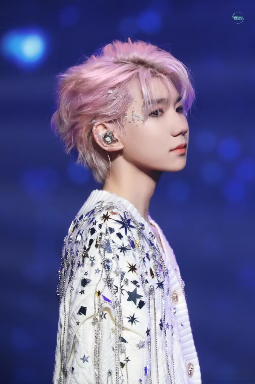 王源发尾挑染网友:@王源 发尾挑染造型好帅!