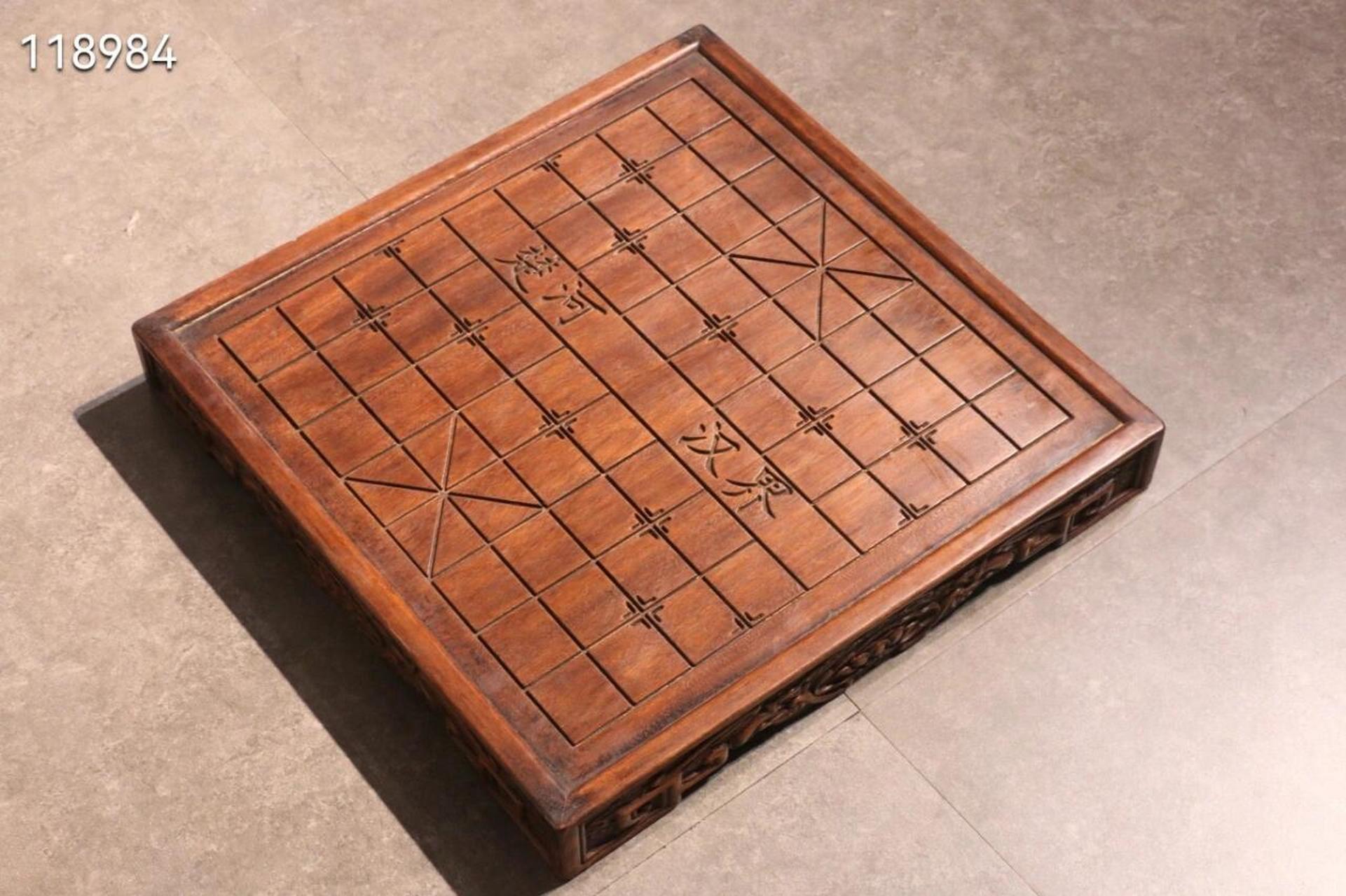 旧藏～象棋盘 尺寸:52/52/7厘米,花梨木 造型精美,雕工精湛,四面工艺