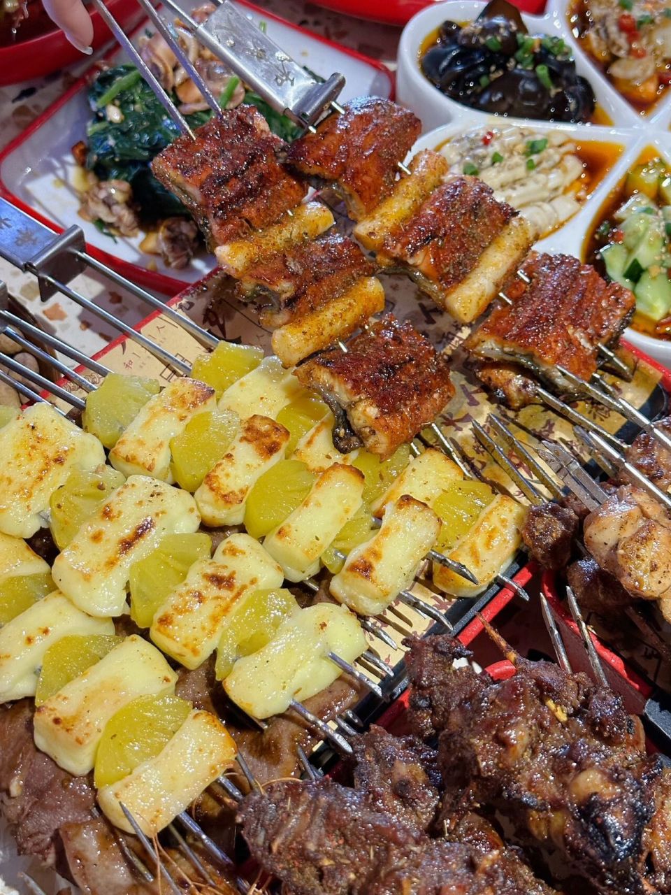 深夜还得是吃烧烤啦 我的撸串天堂 #宵夜吃什么# 夏天必不可少的喝酒