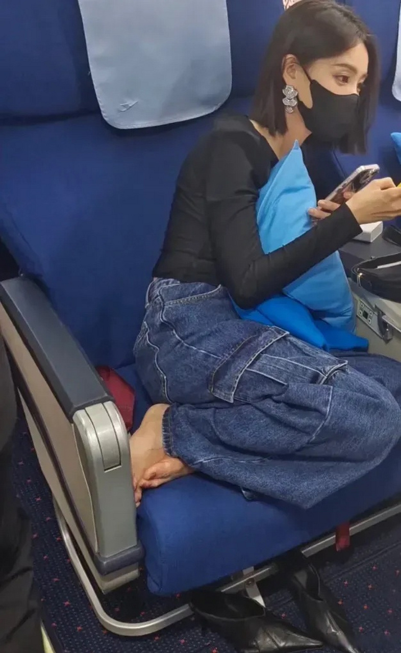 网友飞机上拍到李一桐脱鞋,把脚放在座位上,作为公众人物,还是要注意