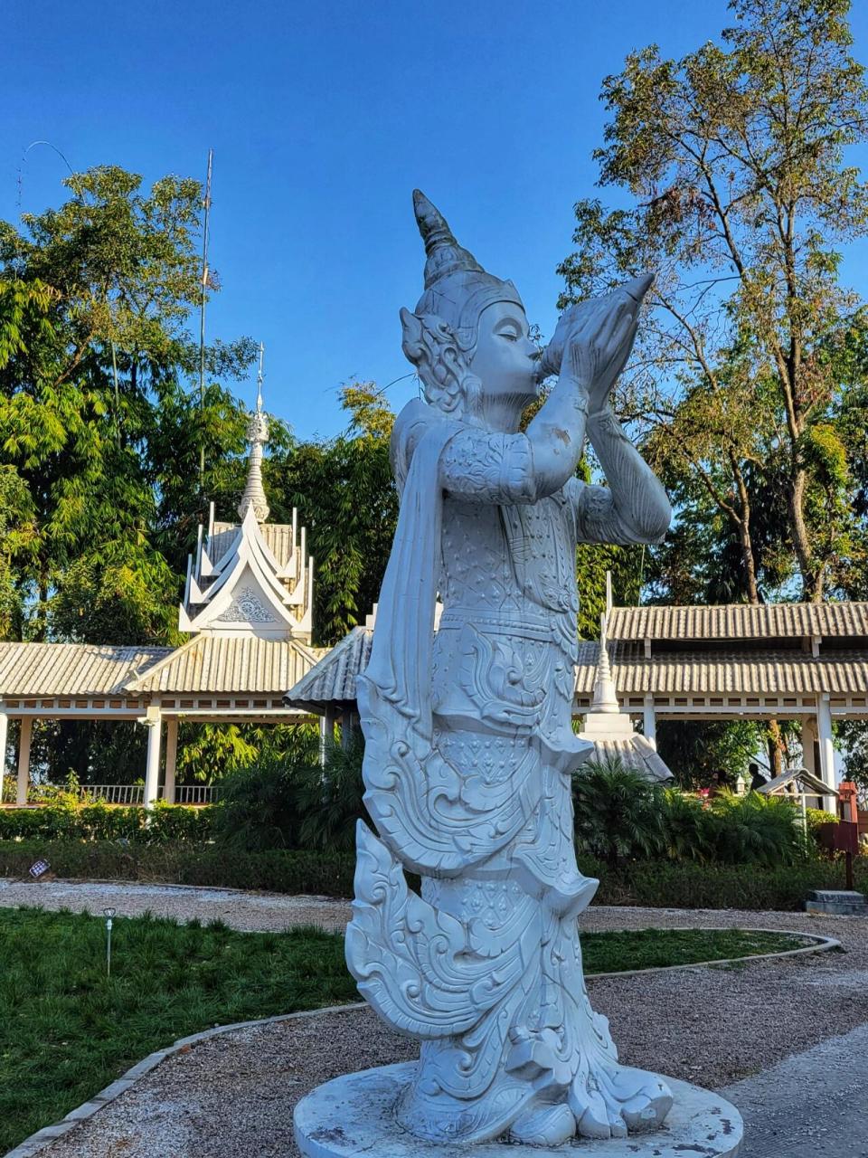 芒市金塔银塔 勐焕(傣语:芒市)金塔位于德宏芒市东南雷崖让山顶,是